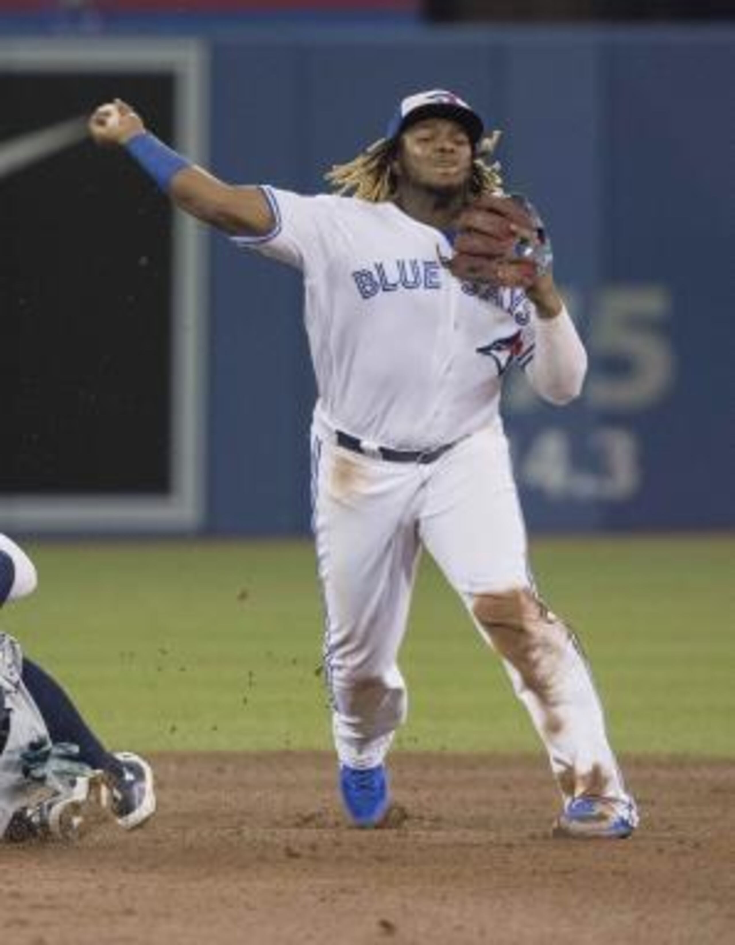 El novato dominicano salió luego dos innings por una dolencia en la rodilla izquierda. (AP)