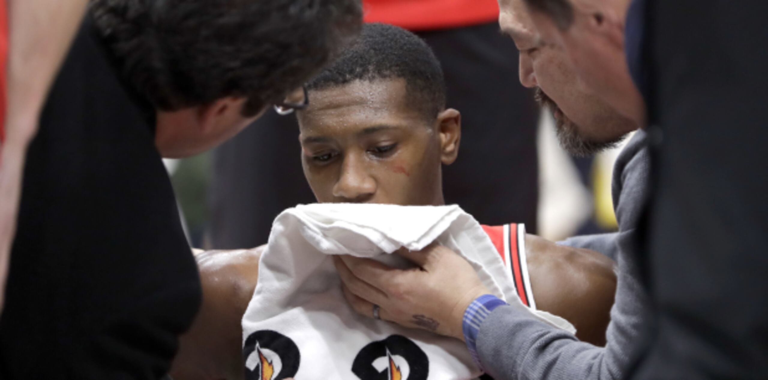 Su caída alarmó a los fanáticos que asistieron al United Center en Chicago. (AP / Charles Rex Arbogast)