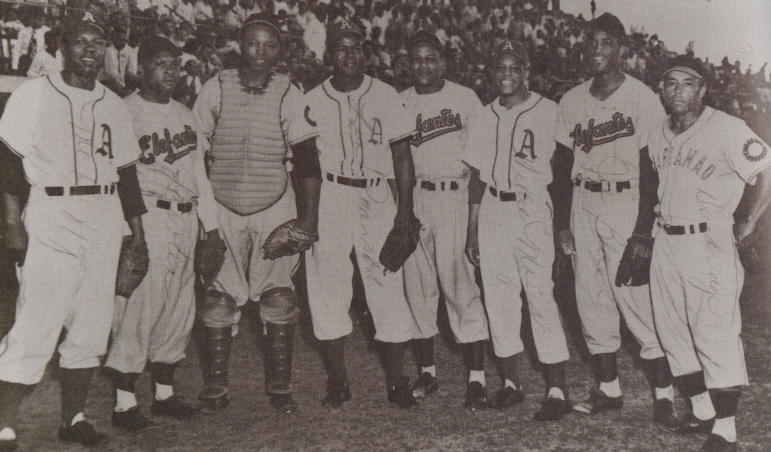 Las Ligas Negras fueron organizadas por propios jugadores negros con miras a jugar de manera organizada y poder probarle a las Grandes Ligas que ellos merecían ser aceptados en su torneo. Todo cambió a partir del 1947 cuando el béisbol le abrió las puertas a Jackie Robinson. Antes de ellos, algunos de los más grandes jugadores de las Negro Leagues brillaban en el béisbol de Puerto Rico.