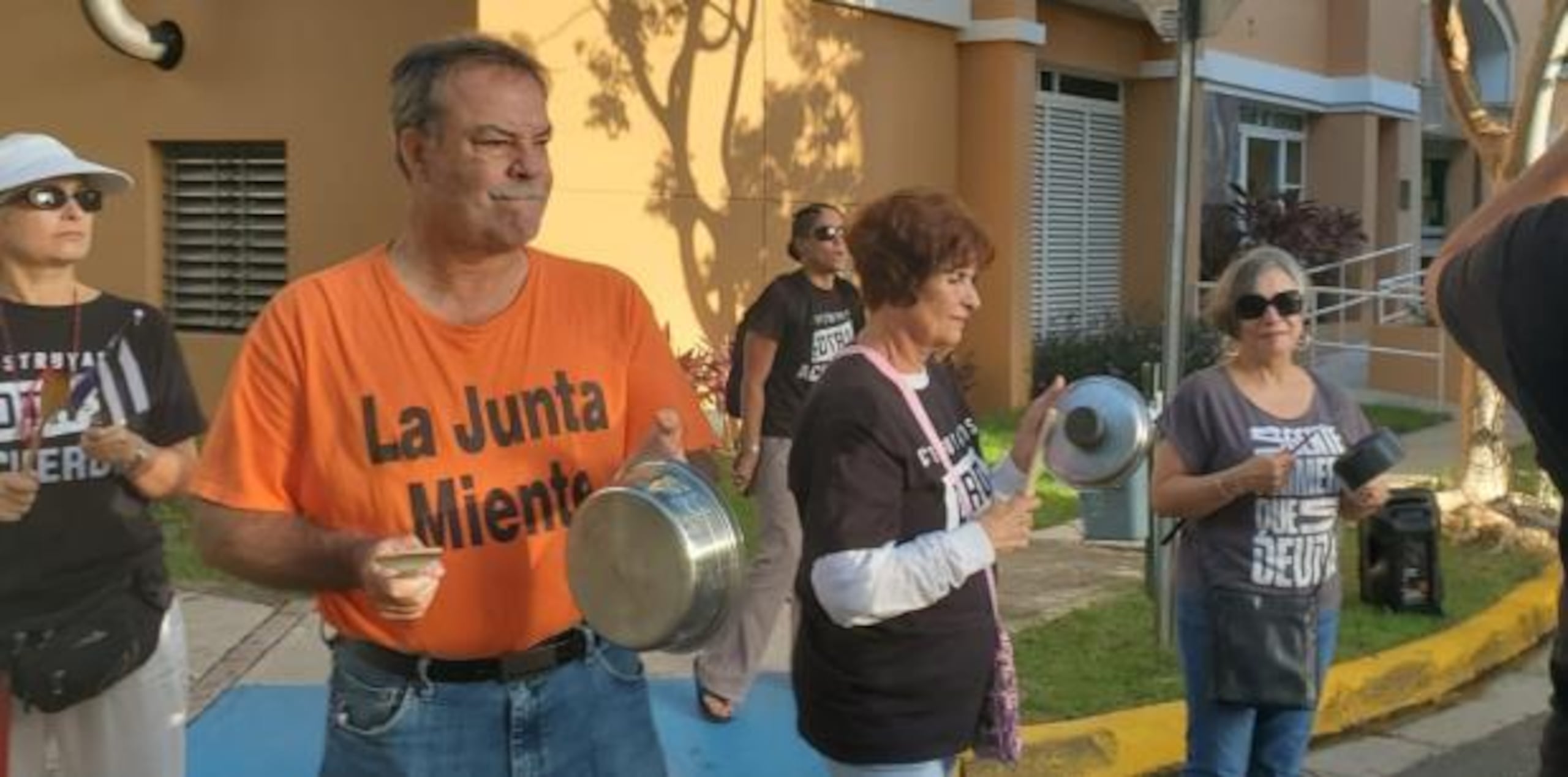 "Vamos a dar la batalla en contra de los recortes a nuestras pensiones, porque nuestras canas se respetan y nuestras pensiones también” añadió Elena Cruz, maestra retirada. (suministrada)