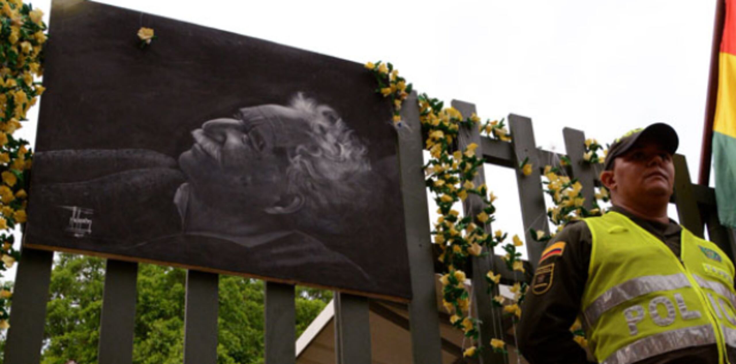 Un policía vigila la casa donde nació el escritor colombiano y ganador del premio Nobel de literatura en 1982, Gabriel García Márquez, en Aracataca, Colombia. (EFE)