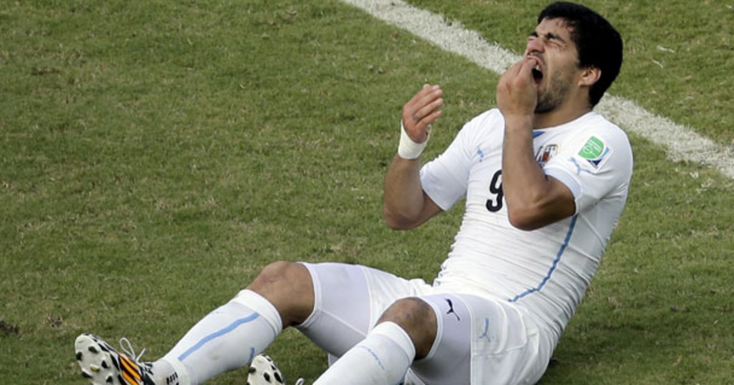 Suarez se metió en líos por morder al italiano Giorgio Chielli. (AP)