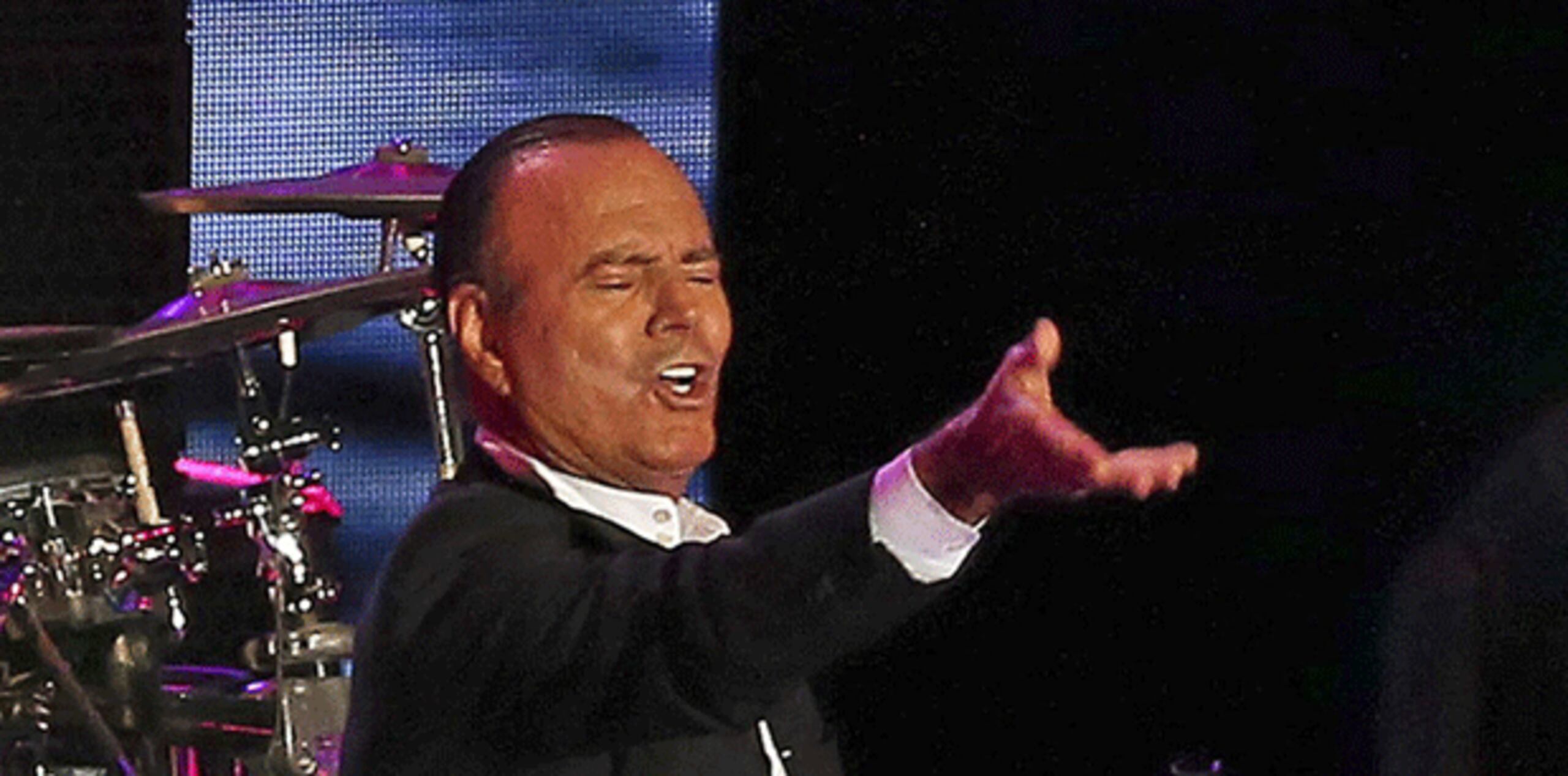 Julio Iglesias es el cantante en español más exitoso de todos los tiempos, con más de 300 millones de copias vendidas, y ha cantado en 14 idiomas. (Archivo)