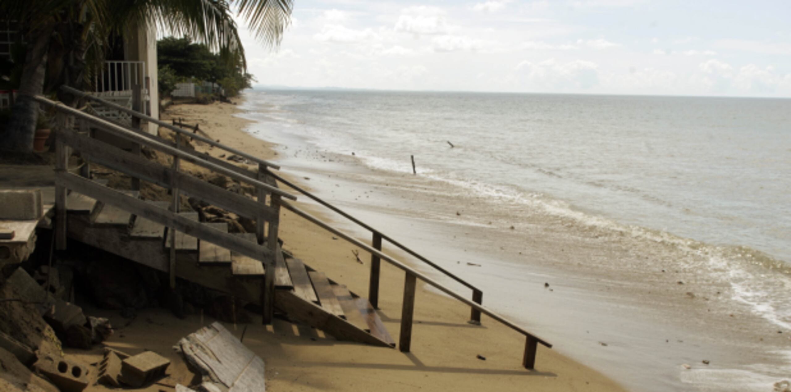 El hombre explicó que acercándose a la costa la nave chocó con una piedra y se atascó, por lo que todos se lanzaron al mar mientras la embarcación se viraba, golpeada por las olas. (Archivo)