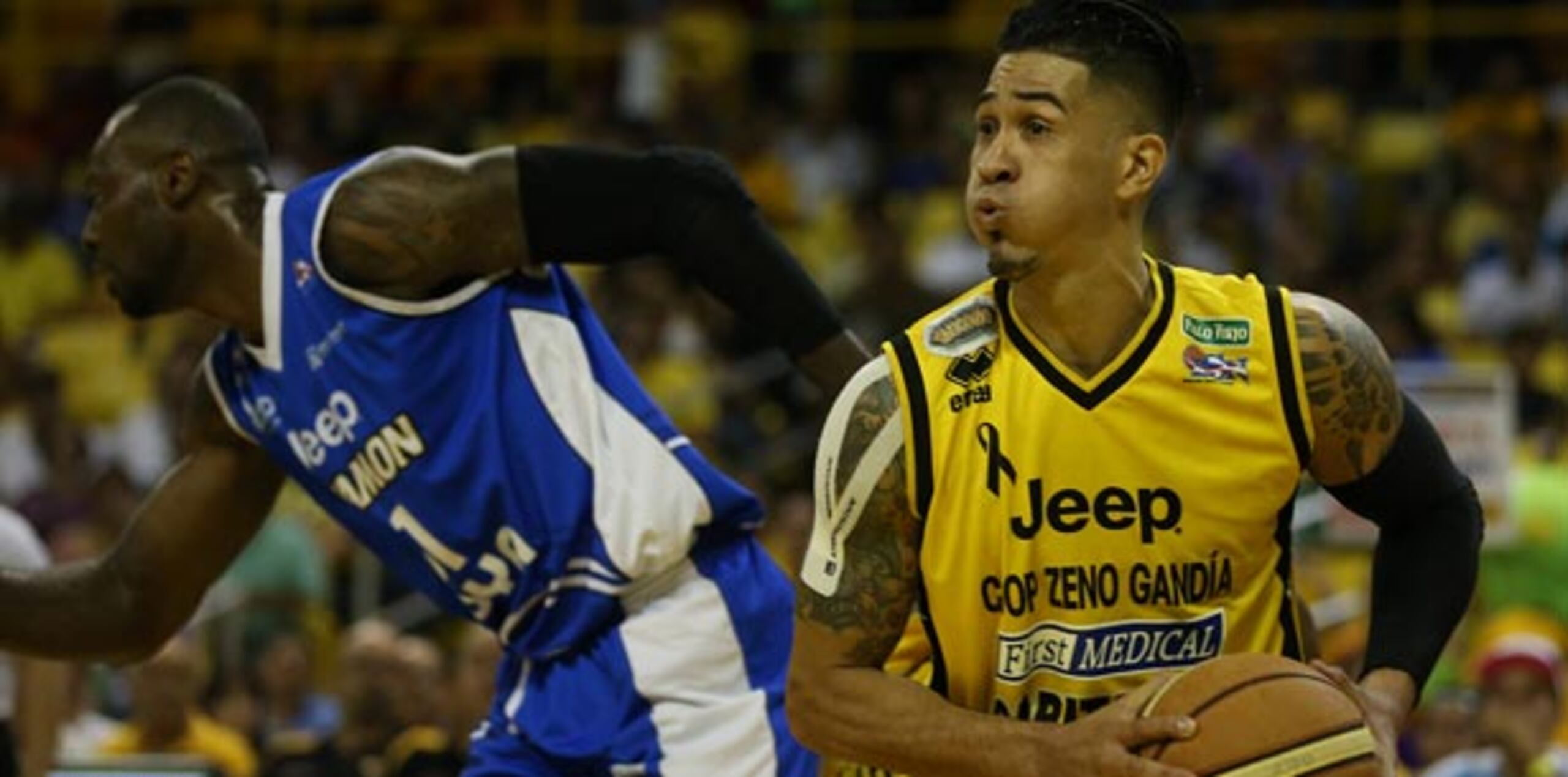 David Huertas, con el balón, marcó 15 puntos, capturó siete rebotes y repartió cuatro asistencias en la victoria de los Capitanes de Arecibo. (jose.candelaria@gfrmedia.com)