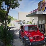Burger King atenderá solo por servicarro