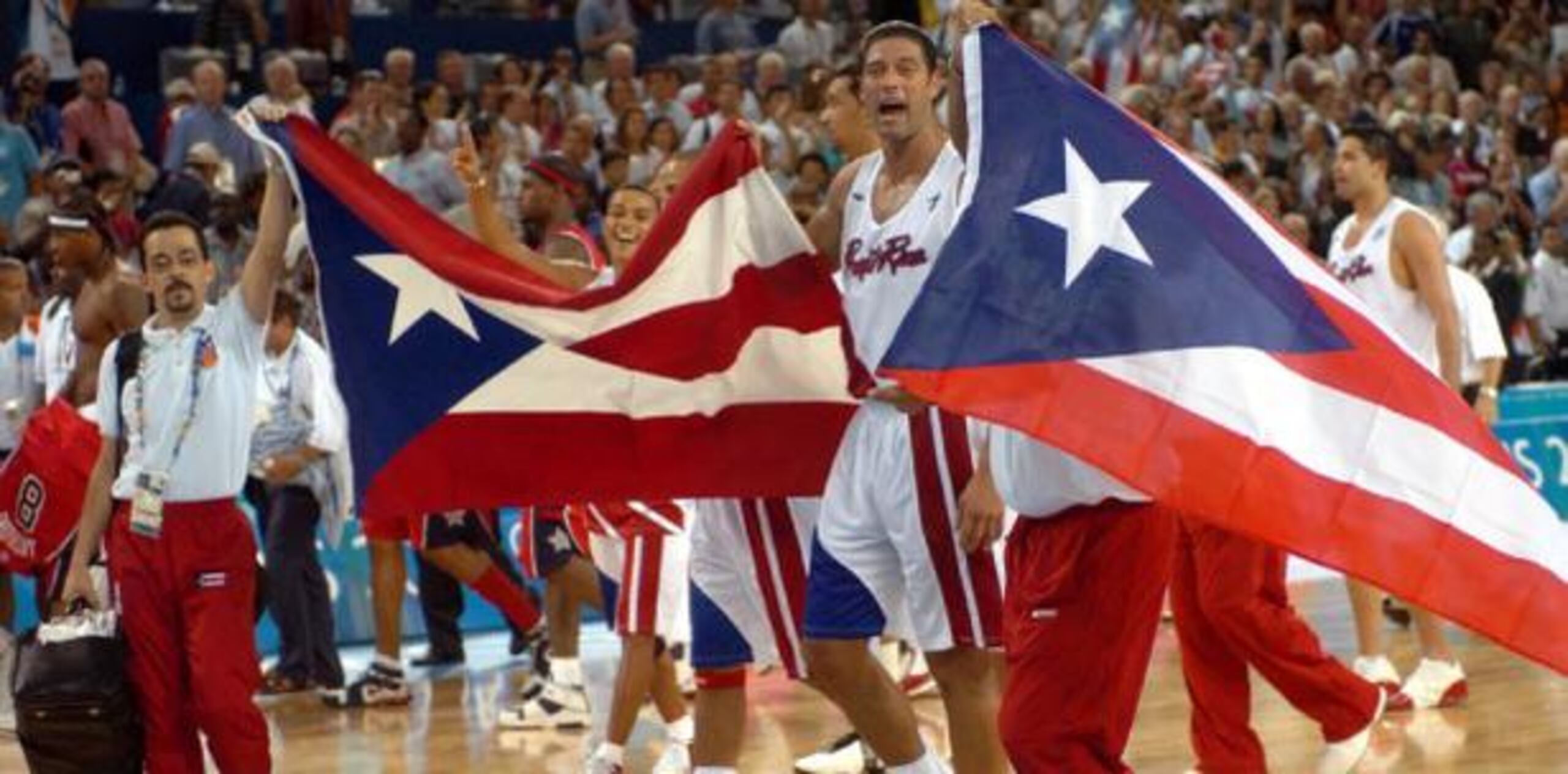 Detrás de un gran juego del armador Carlos Arroyo, Puerto Rico derrotó a Estados Unidos por final 92-73 acaparando atención mundial.  (Archivo)