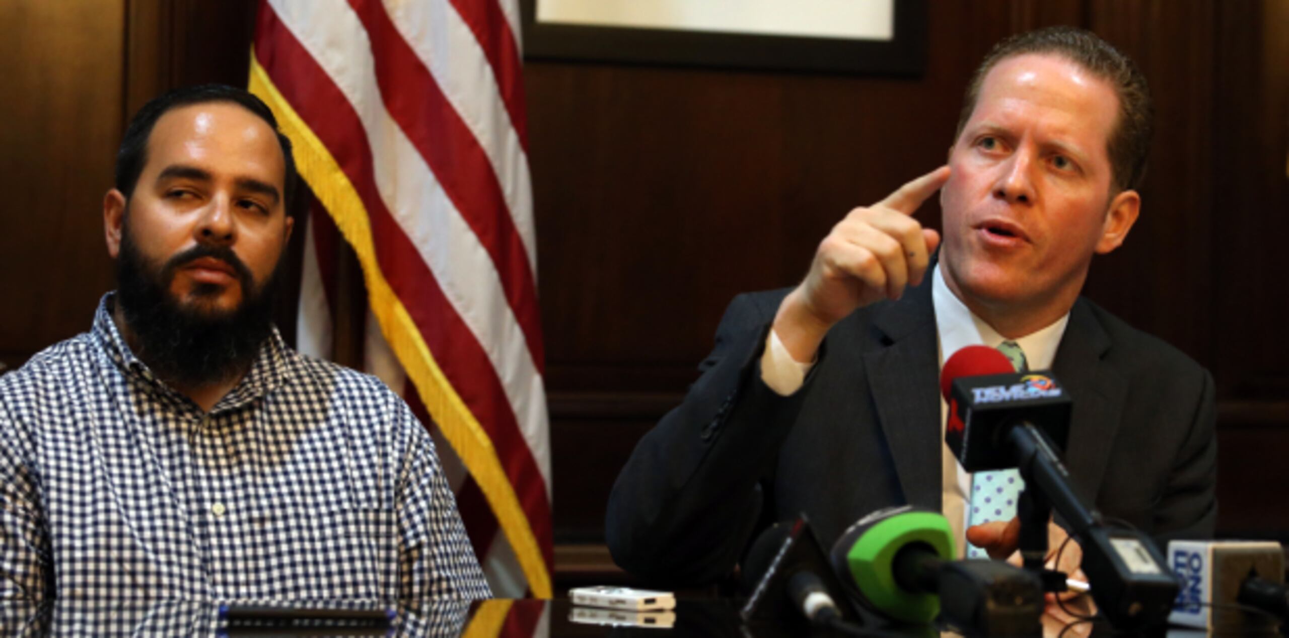 Daniel Nazario, primo del desaparecido Francis H. González, junto al secretario de Estado, David Bernier, atienden preguntas de la prensa sobre el científico puertorriqueño. (Juan Luis Martínez)