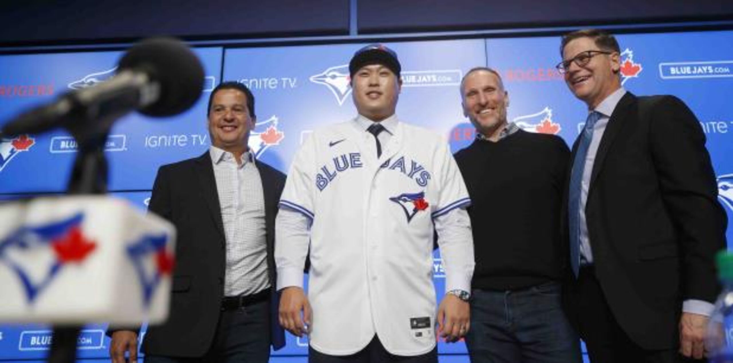 El dirigente de los Blue Jays, el boricua Charlie Montoyo, a la izquierda, posa junto al nuevo integrante del equipo, Hyun-Jin Ryu, y los gerenciales del equipo. (AP)