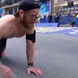 Inspirador momento en que adolorido veterano termina gateando el maratón de Boston