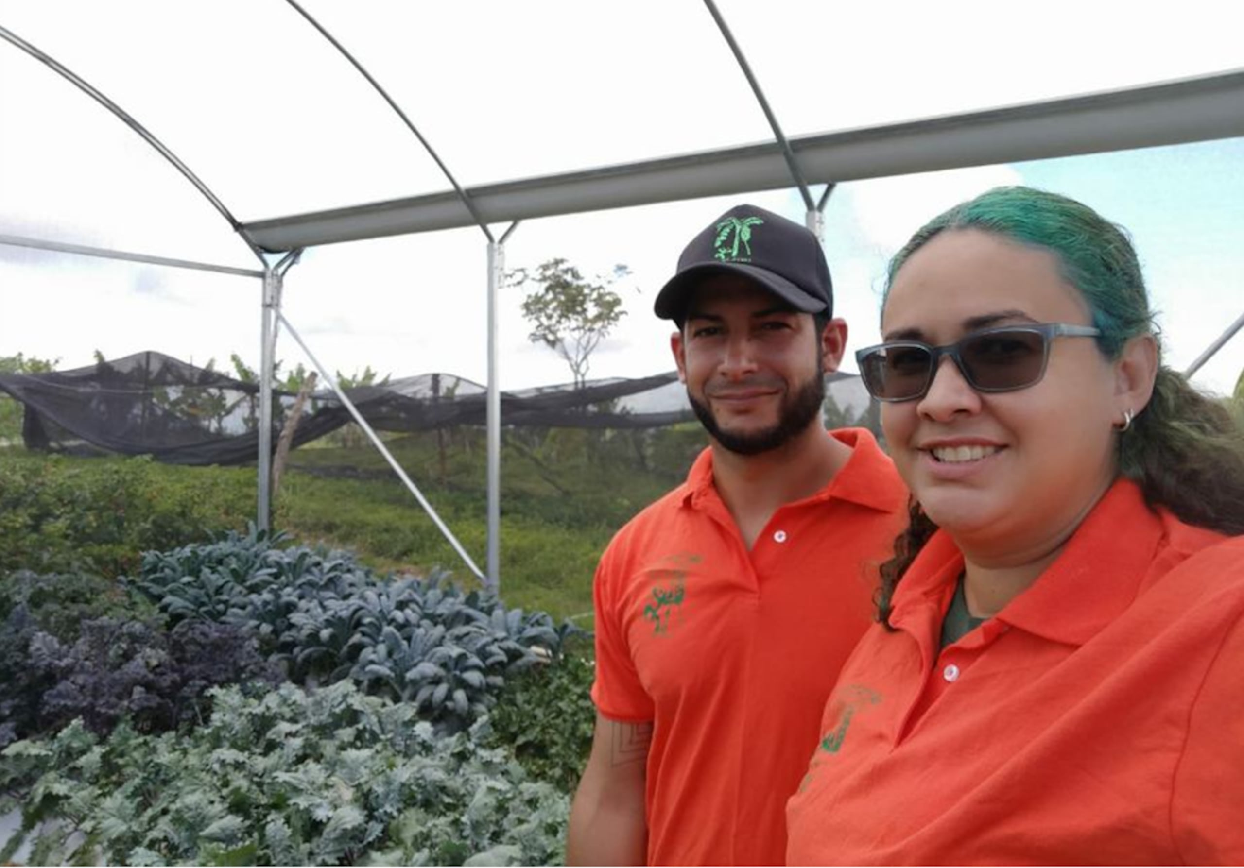 Edwin González Cuevas y Zaymara González Vargas hablan de su experiencia vendiendo directamente de su cosecha a las casas de los clientes.