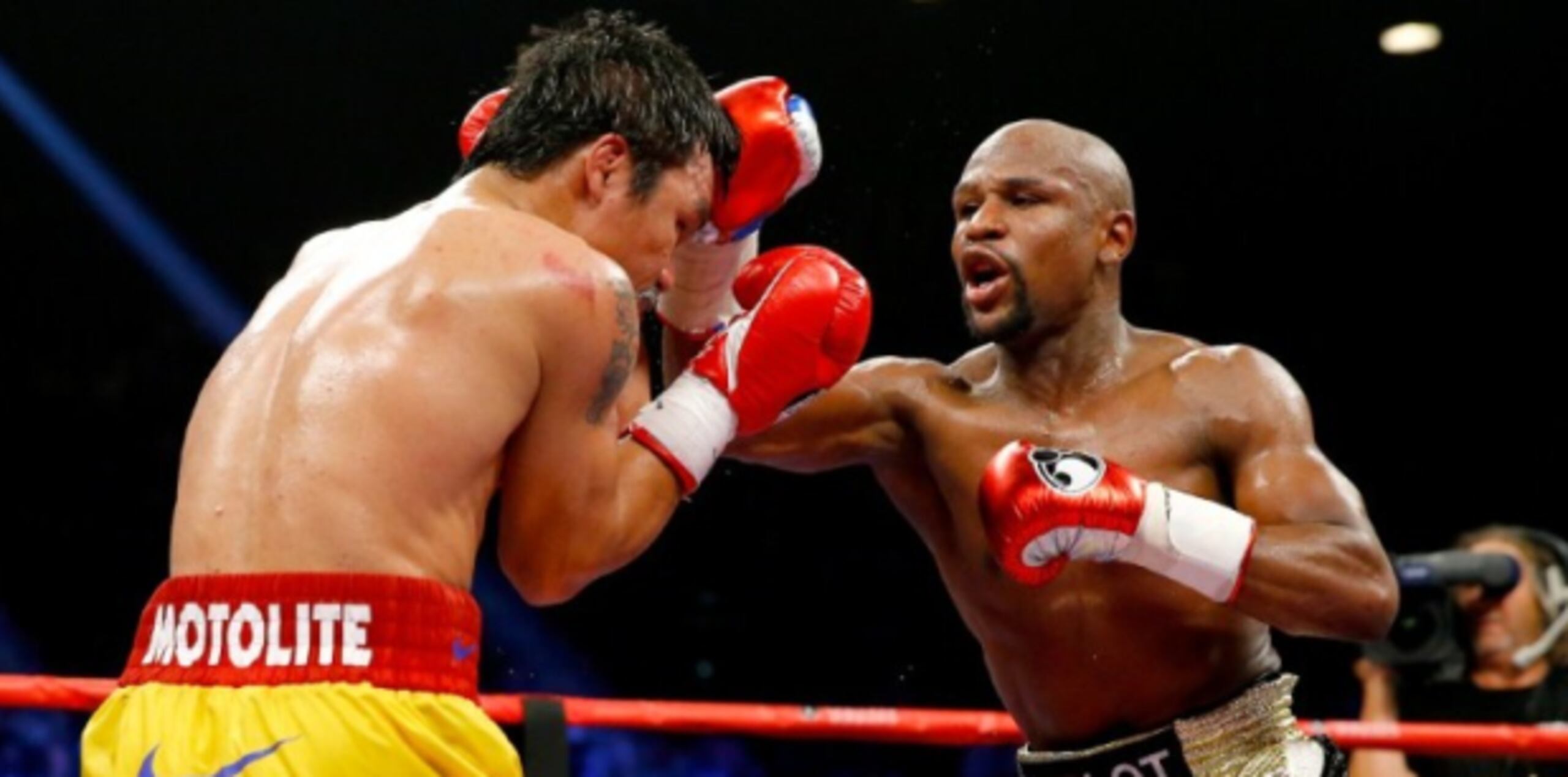 Floyd Mayweather intenta conectarle una derecha a Manny Pacquiao durante su combate celebrado en Las Vegas. Mayweather mantuvo su invicto al llevarse el favor de los tres jueces. (AFP / Getty Images / Al Bello)