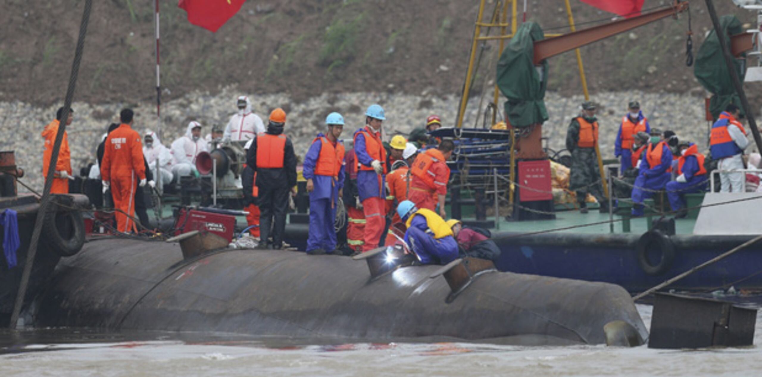 Más de 200 buzos están trabajando en las aguas del Yangtsé en tres turnos para registrar las cabinas del crucero una a una. (EFE)