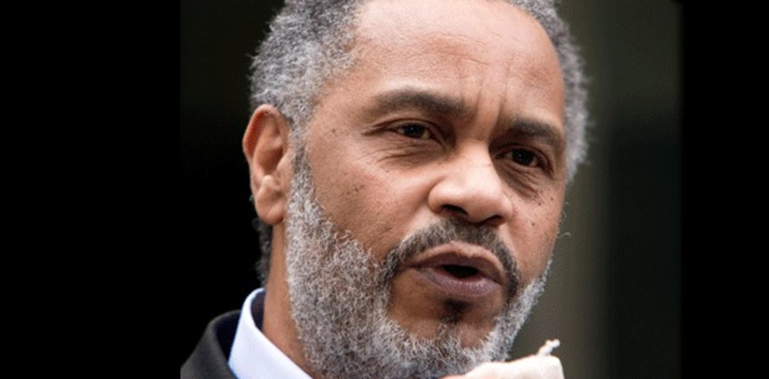 Ray Hinton tenía 29 años cuando fue arrestado por dos homicidios en 1985. Liberado a los 58 años y ya canoso, fue abrazado por sus hermanas, quienes dijeron "Gracias, Jesús" mientras los abrazaban afuera de la Cárcel del Condado Jefferson. (AP)