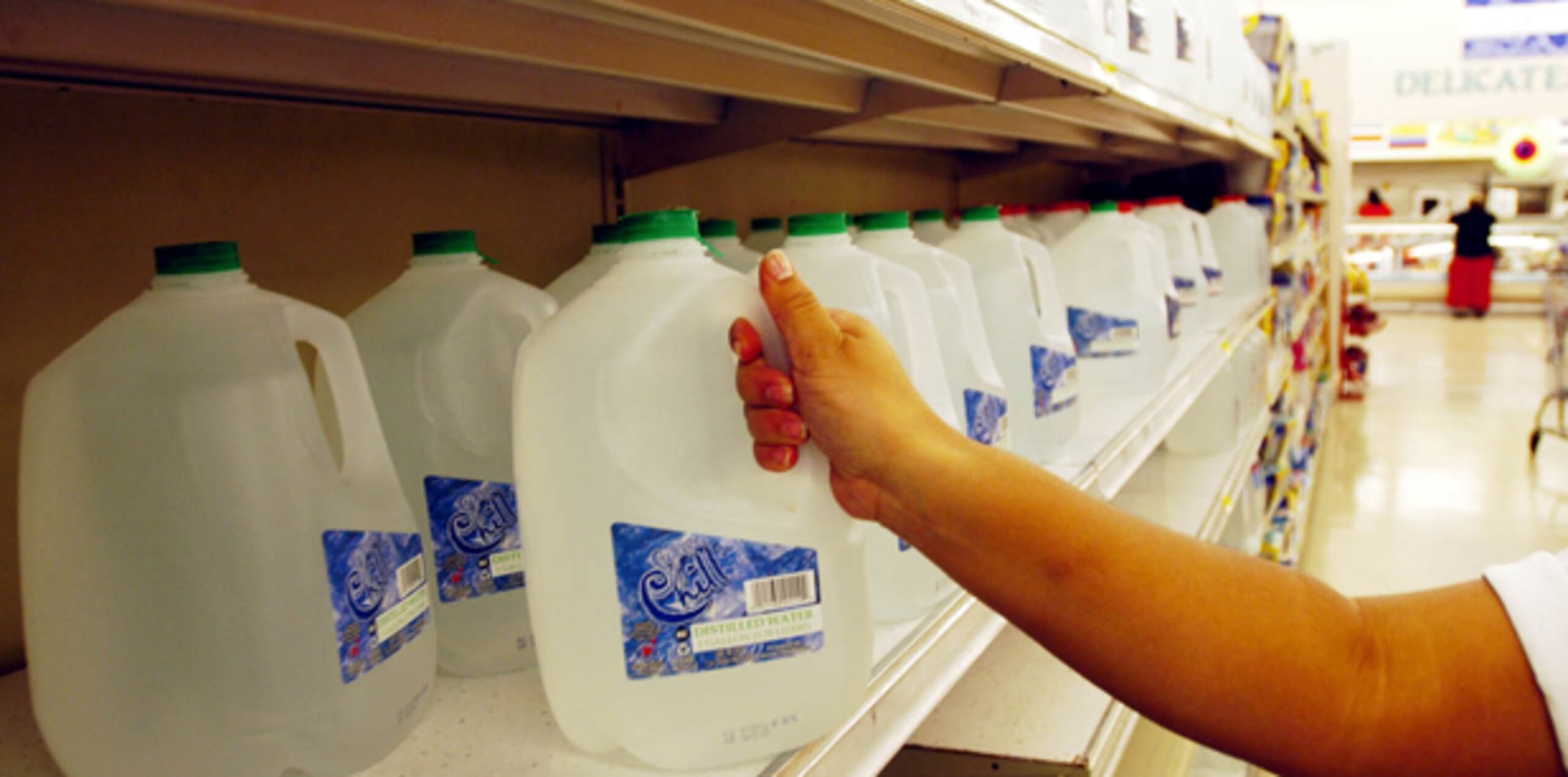 Ríus recomendó, además, que cada comercio asigne al menos una persona para que dé frecuente mantenimiento a los baños y pueda descargarlos con agua no potable. (Archivo)