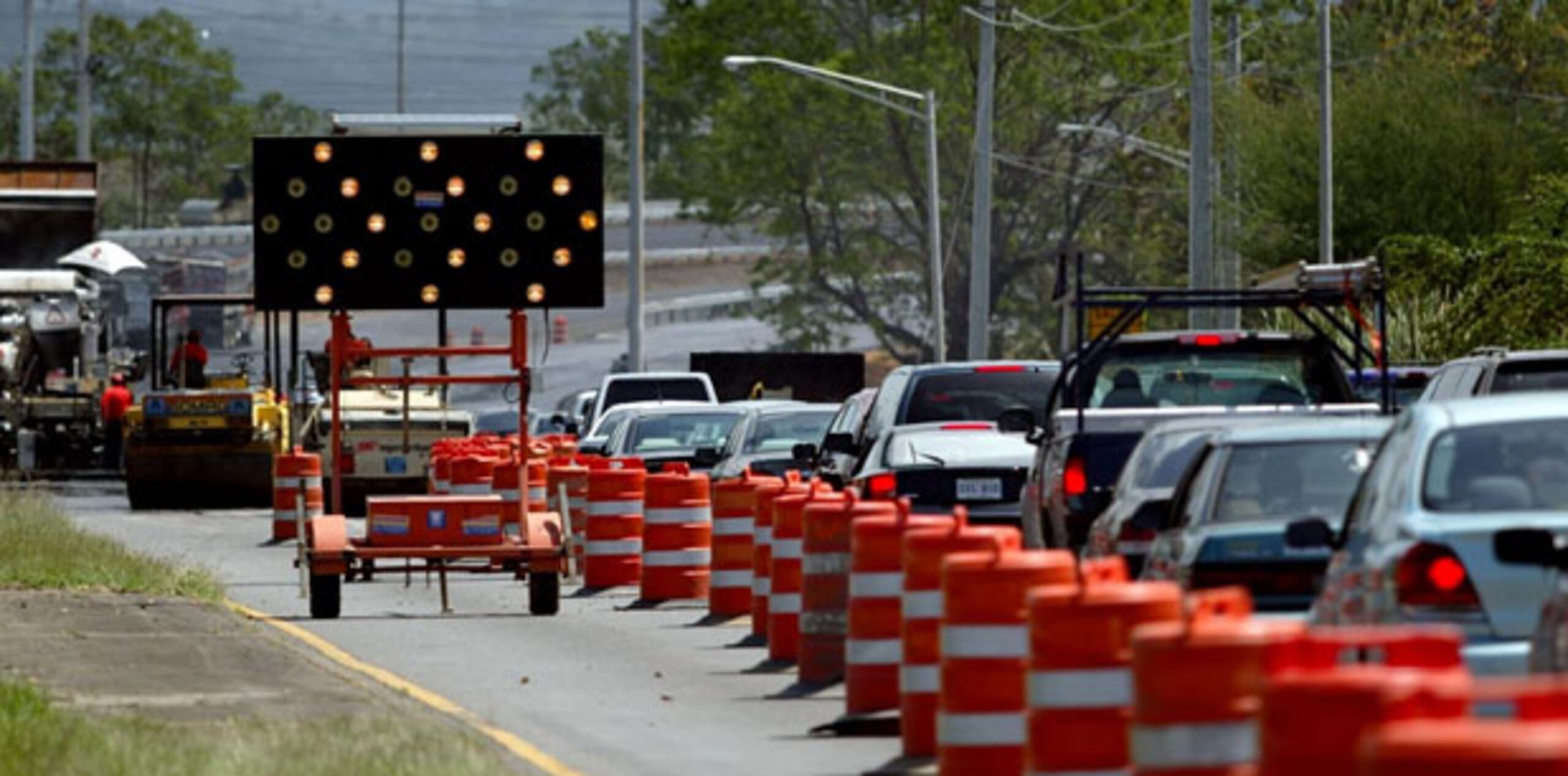 Los ciudadanos pueden mantenerse informados sobre los proyectos en las carreteras del país a través de la página electrónica www.dtop.gov.pr y en las redes sociales facebook/dtop y twitter@DTOP. (Archivo)