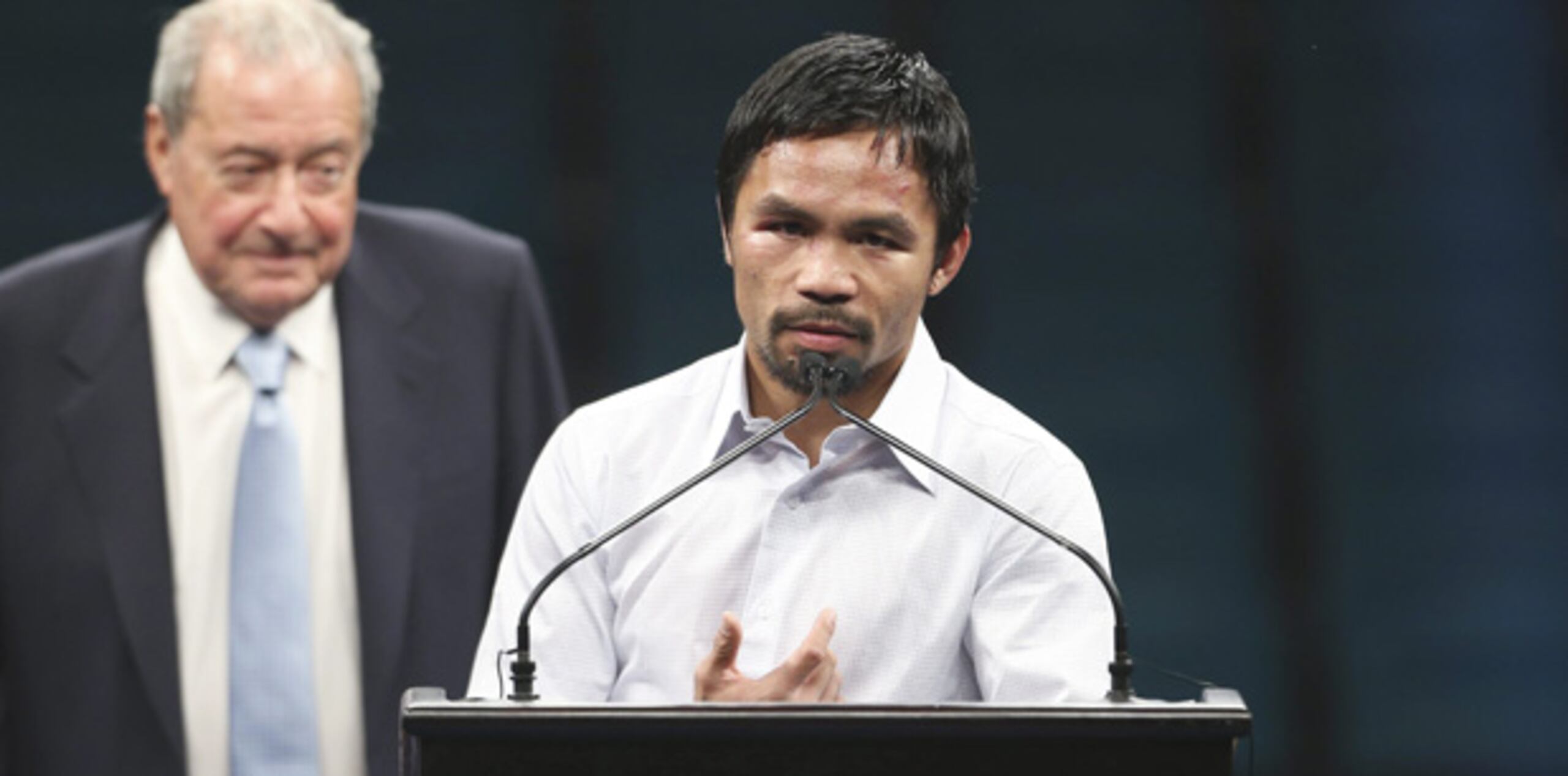 Pacquiao se lesionó el hombro cuando se preparaba para la pelea. La gravedad de la lesión es tal que será operado esta semana para reparar una rotura del manguito rotador. (EFE)