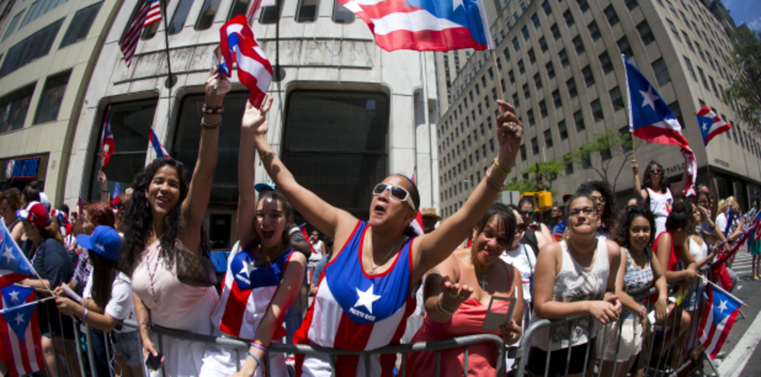 Durante el desfile el rojo blanco y azul de la bandera se manifestó de diversas formas. (tonito.zayas@primerahora.com)