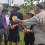 Bill y Hillary Clinton visitan finca en Las Piedras