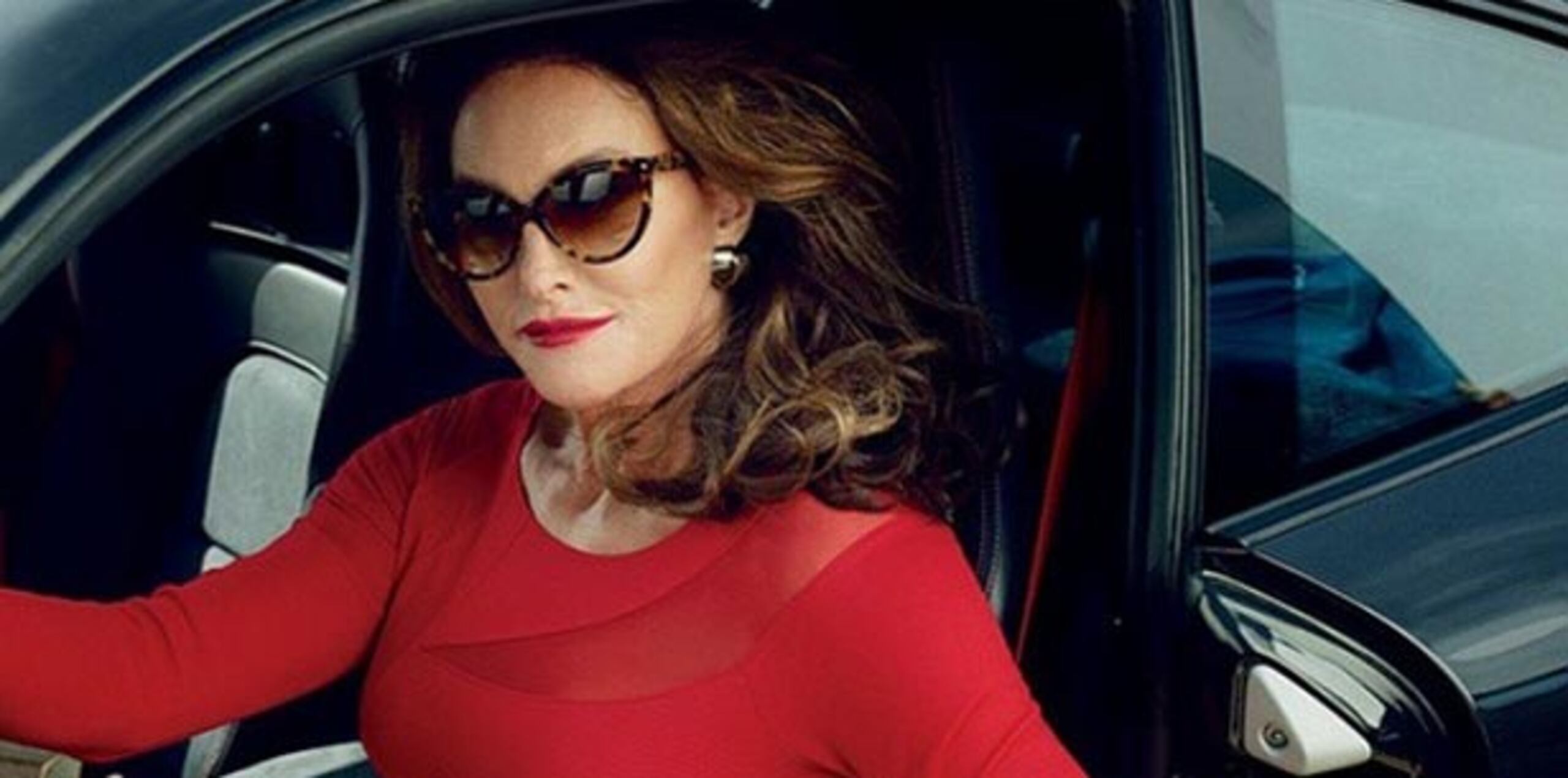 Uno de los look que mayor sensación causó, sin duda, fue el vestido rojo y gafas “cat eye” que utilizó para posar en uno de sus autos. (Instagram)