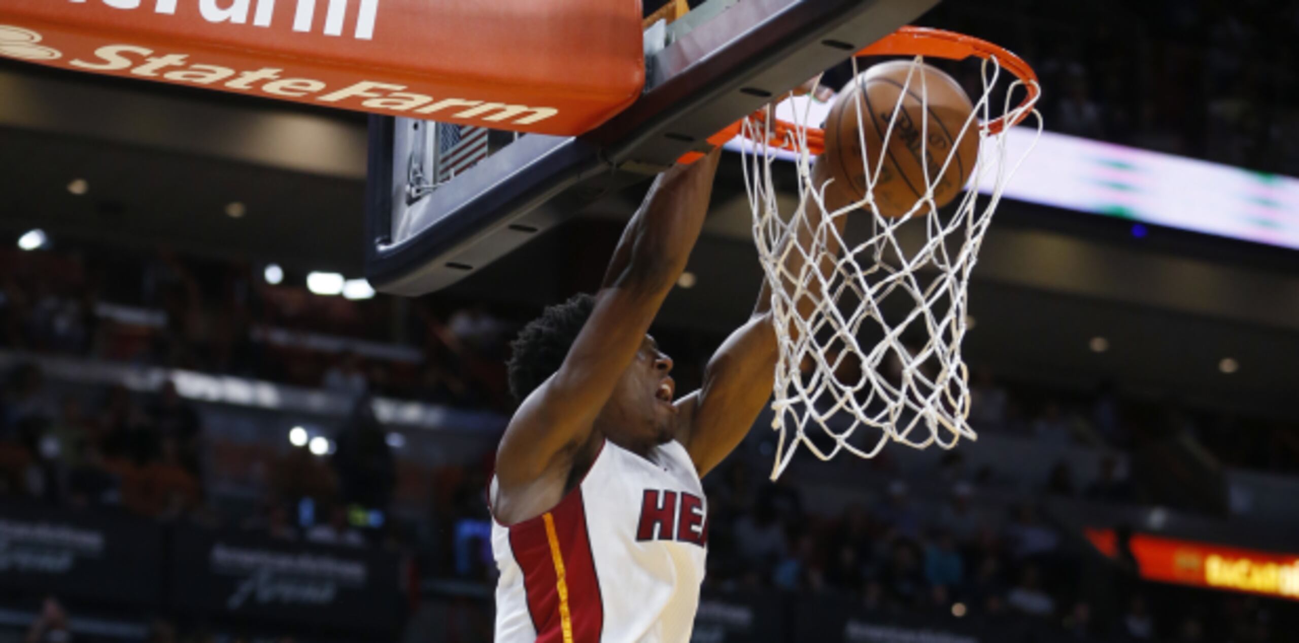 Josh Richardson hunde el balón anoche durante la victoria de Miami. A pesar de un empuje significativo del Heat en la segunda parte de la temporada, donde jugaron para 30-11, no lograron llegar a la postemporada. (AP)