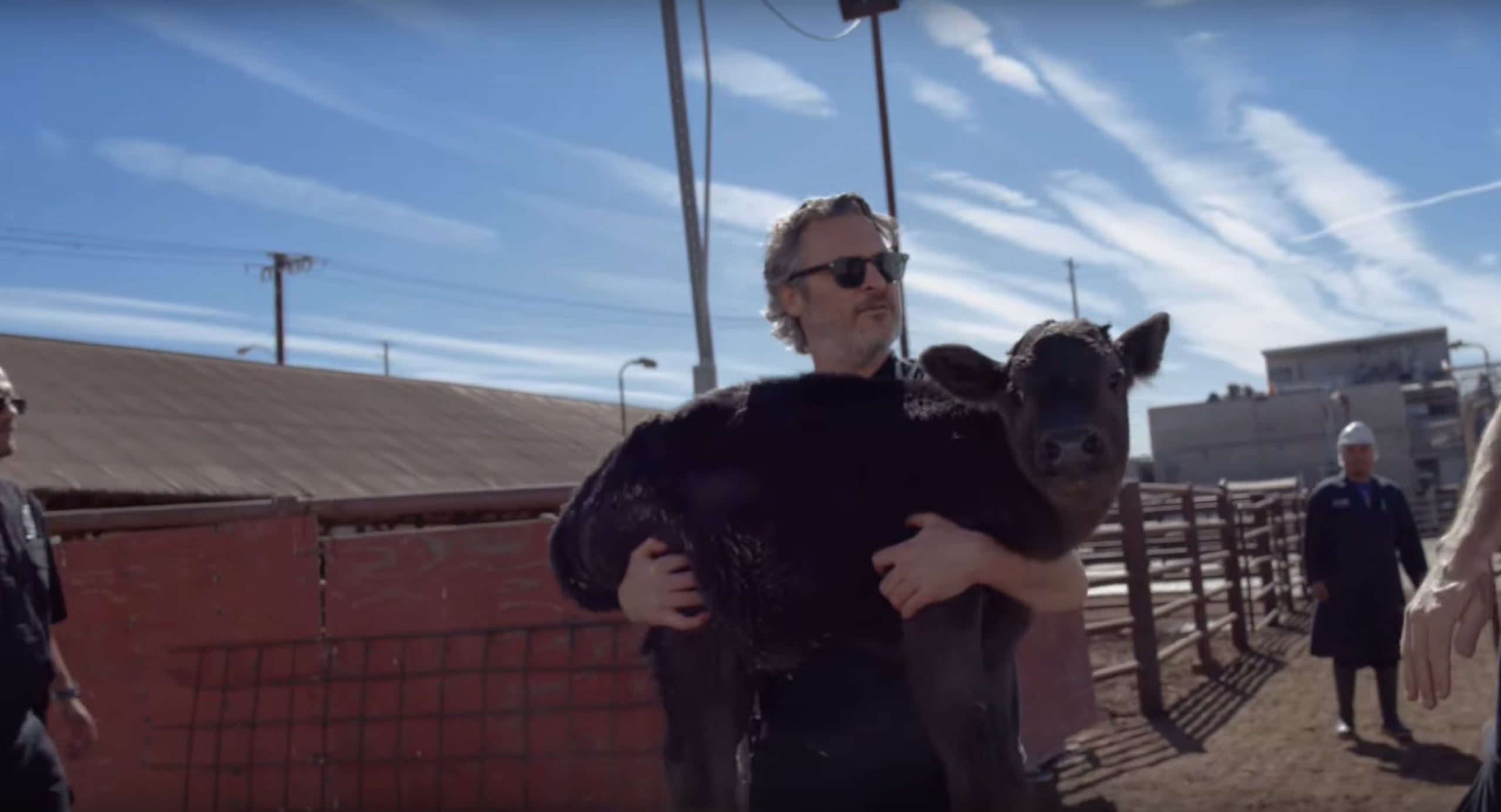 Joaquín Phoenix con el animal entre sus brazos