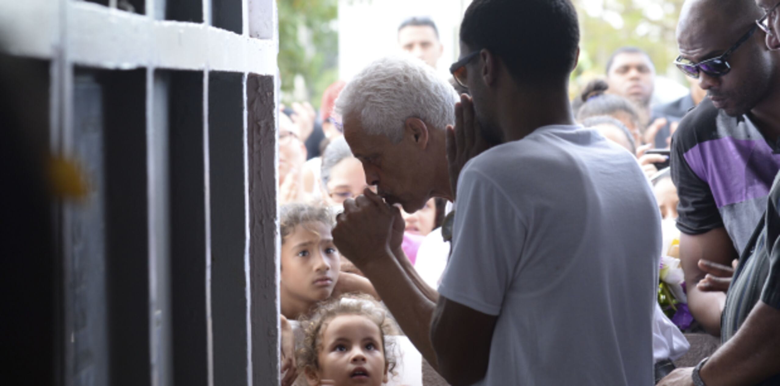 Andrés “Corky” Ortiz Sr., que hasta ese momento se había mantenido fuerte como un roble, también cedió a las lágrimas mientras se dirigía a su retoño. (tony.zayas@gfrmedia.com)