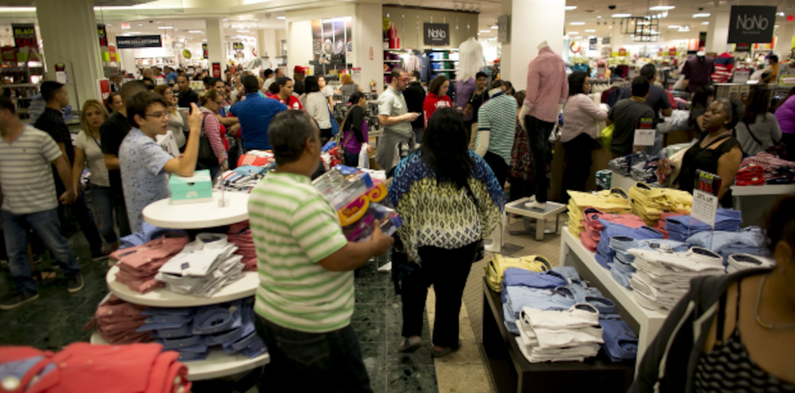 Este año, JC Penney en Plaza Las Américas atrajo a muchos consumidores. (Xavier García / Para GFR Media)