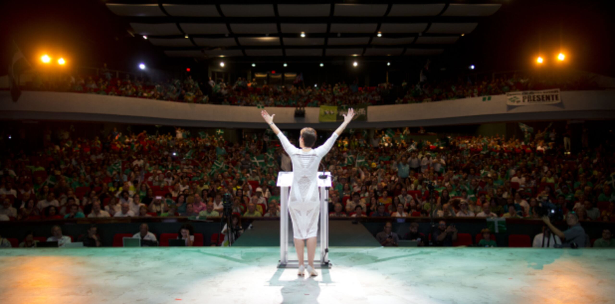 Ante una enorme concurrencia en el Centro de Bellas Artes, de Caguas, María de Lourdes Santiago asumió la candidatura a la gobernación del PIP. (tonito.zayas@gfrmedia.com)