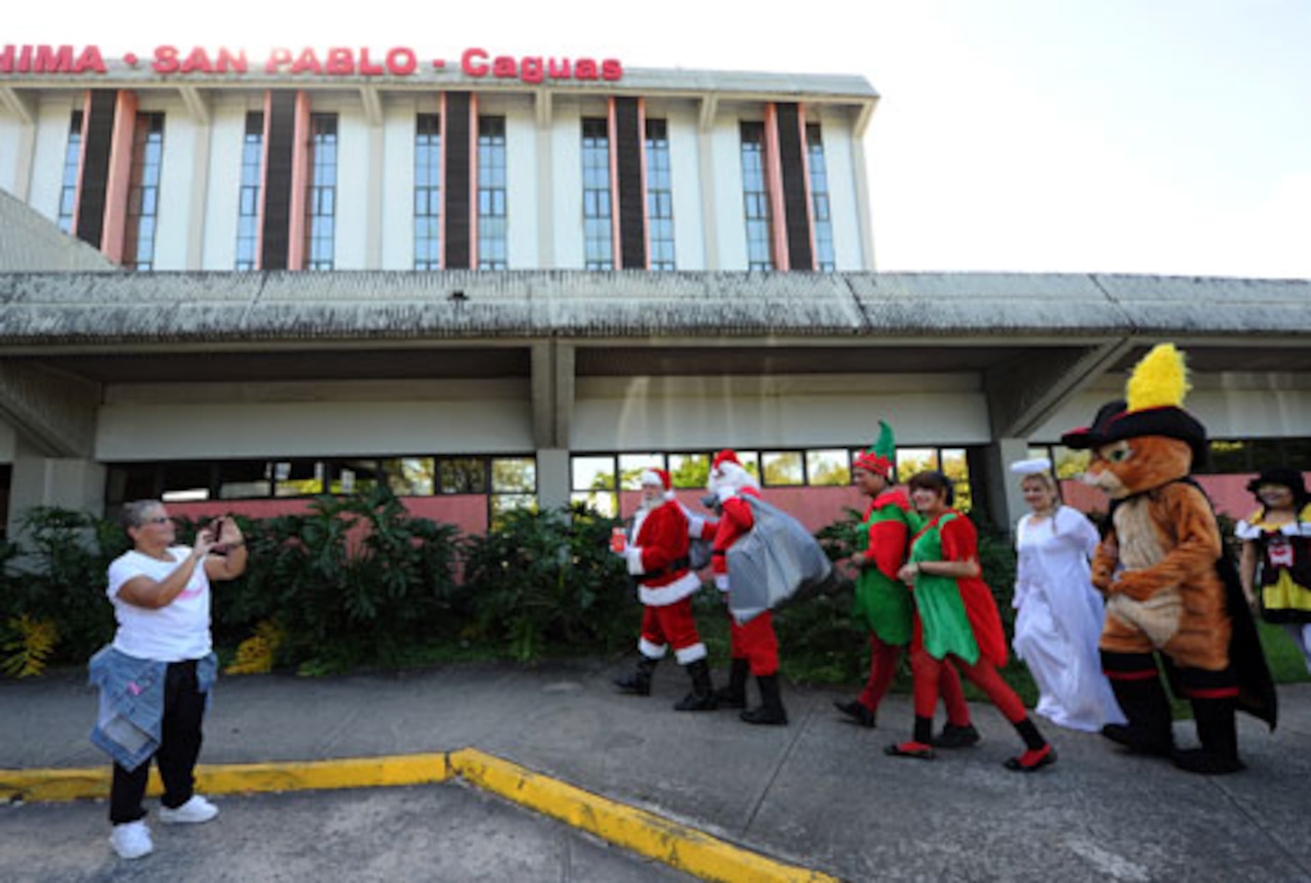 Vestido con su típico traje rojo y cargando una bolsa de regalos, el personaje de la barba blanca entró a la institución hospitalaria en compañía de duendes y Puss in Boots. (tony.zayas@gfrmedia.com)