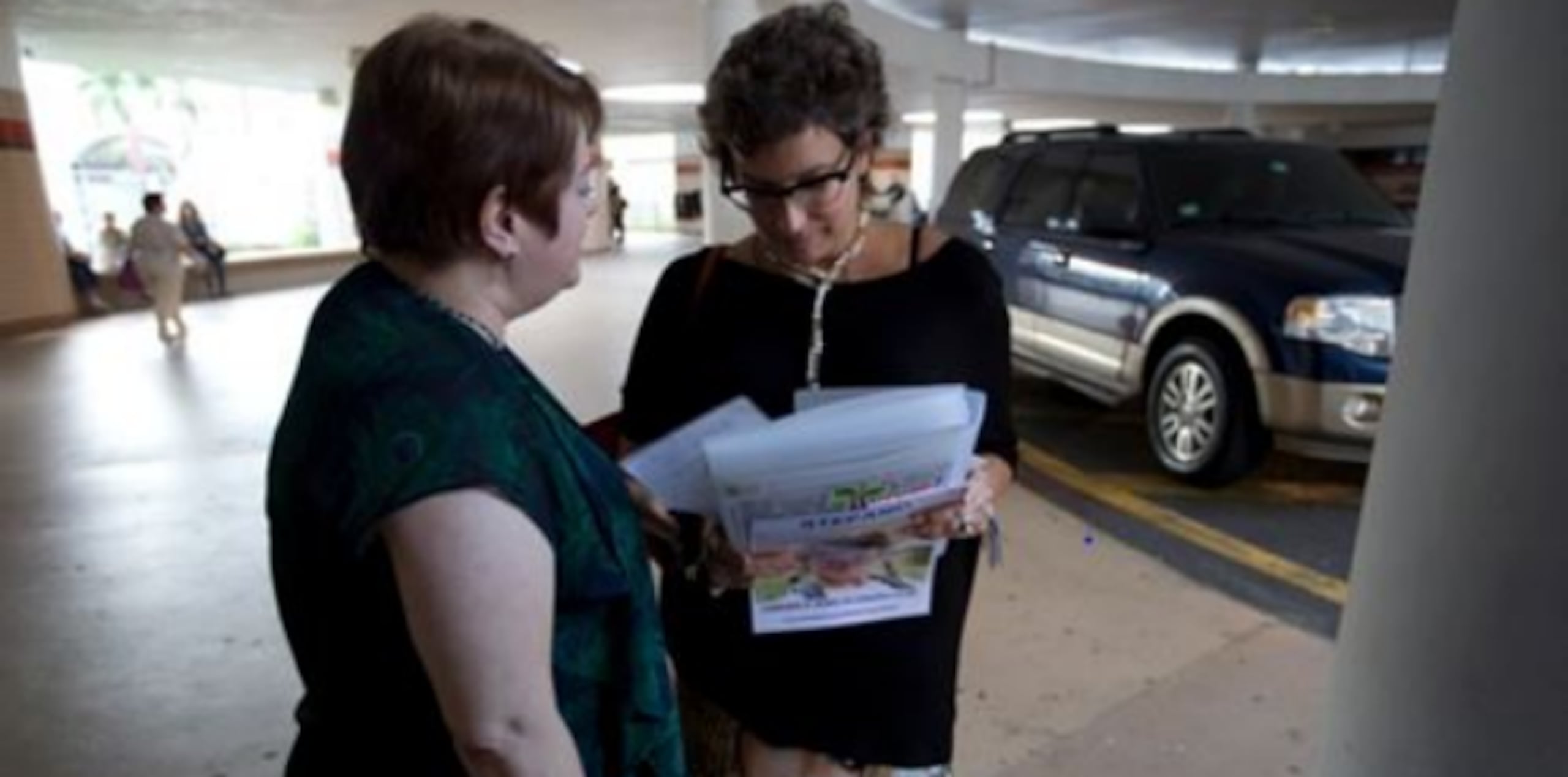 Durante la visita de la Secretaria de la Familia al Centro Médico, en Río Piedras, la funcionaria coincidió con Zorimar Betancourt Ramírez, madre de Stefano Steenbakker Betancourt, joven asesinado. (teresa.canino@gfrmedia.com)