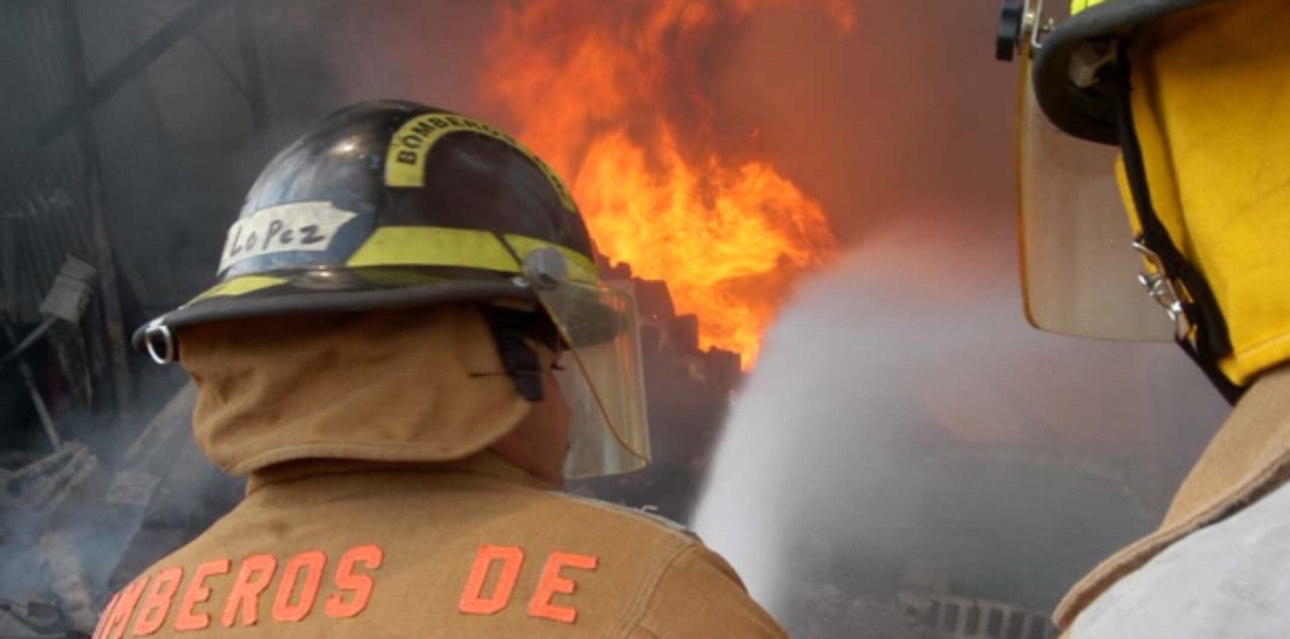 El fuego comenzó en el balcón de la vivienda y se extendió hacia el interior de la estructura. (Archivo)