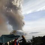 Evacúan a miles de personas por erupción de volcán cerca de Manila