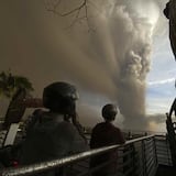 Más de 30,000 personas huyen de erupción volcánica en Filipinas