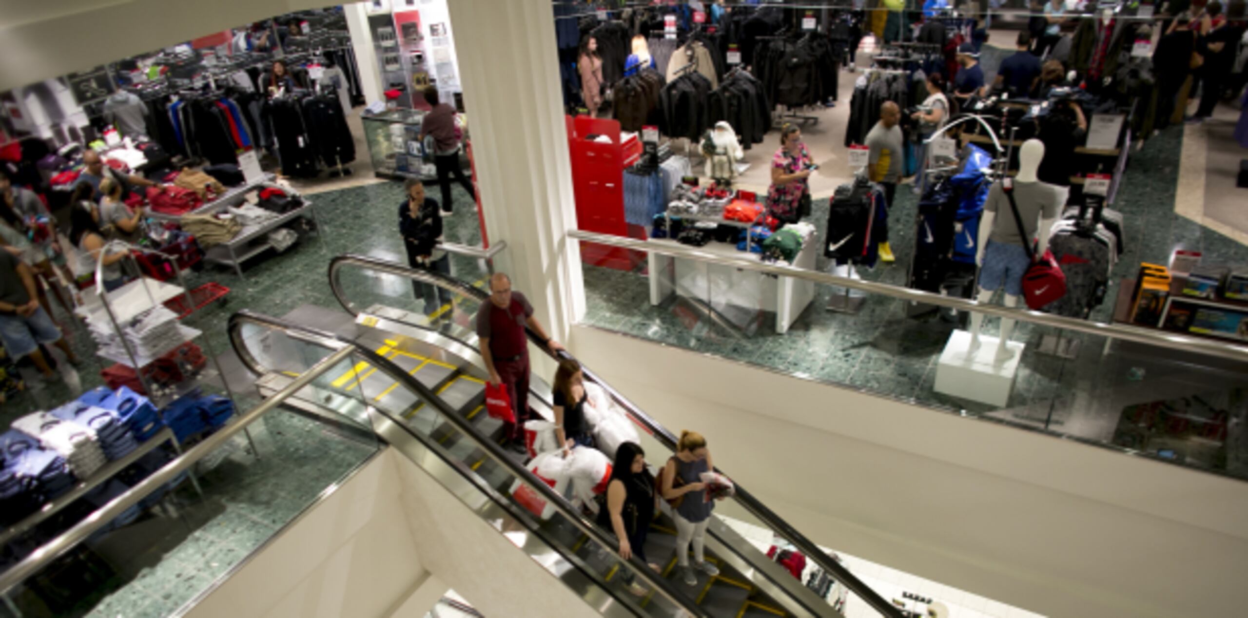 Ciudadanos abarrotaron esta madrugada JC Penney, Macys y otras tantas tiendas en Plazas Las Américas en la búsqueda de esa ganga para cuadrar lo que ha sido un año pésimo las finanzas del país y las personales. (Foto/Xavier García)