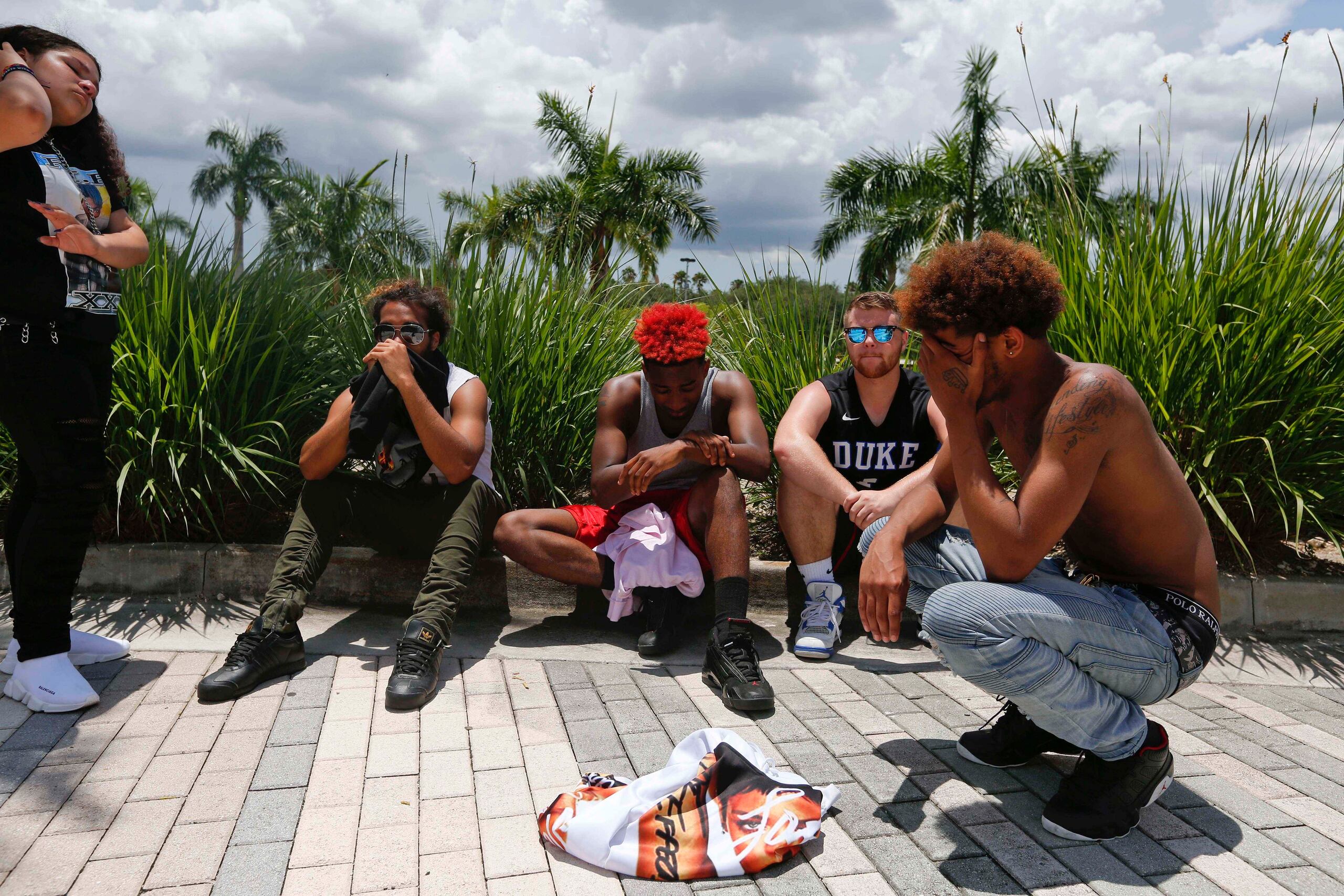 Fanáticos reaccionan después del funeral de XXXTentacion en Sunrise, Florida. (AP / Brynn Anderson)