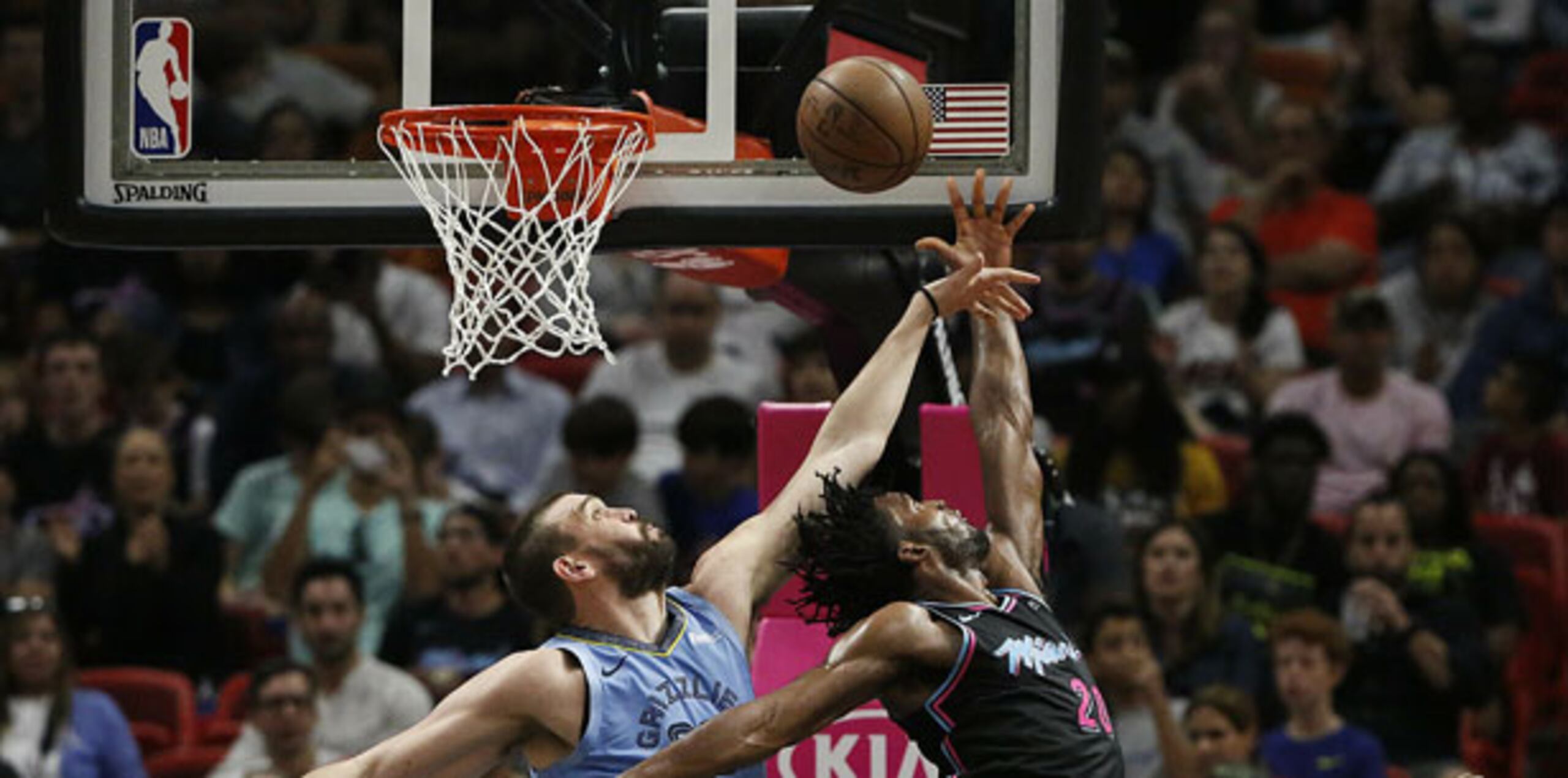 El alero Justise Winslow aportó 26 puntos y el escolta Dwyane Wade puso un tapón en los últimos segundos del partido que se decidió a favor de los Heat por 112-108 ante los Grizzlies. (AP)