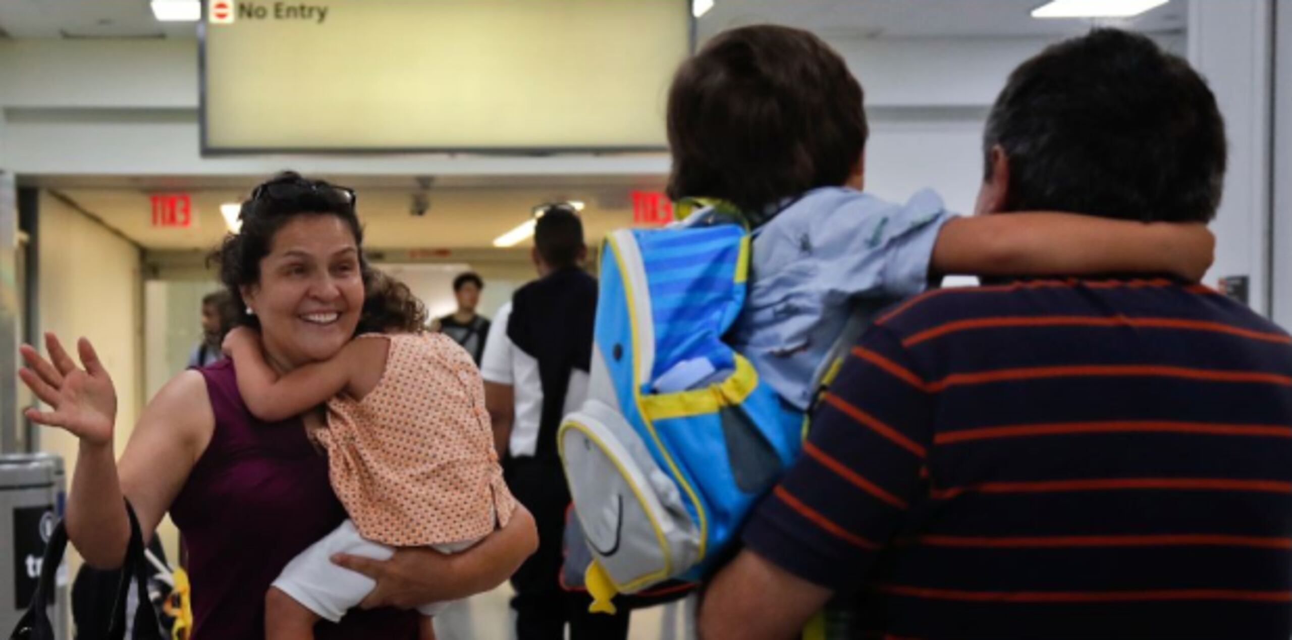 La magnitud de los daños causados por María, que tenía fuerza de un huracán de categoría cuatro cuando pasó por Puerto Rico, dejó a muchos puertorriqueños preguntándose si no sería mejor irse definitivamente. (AP)