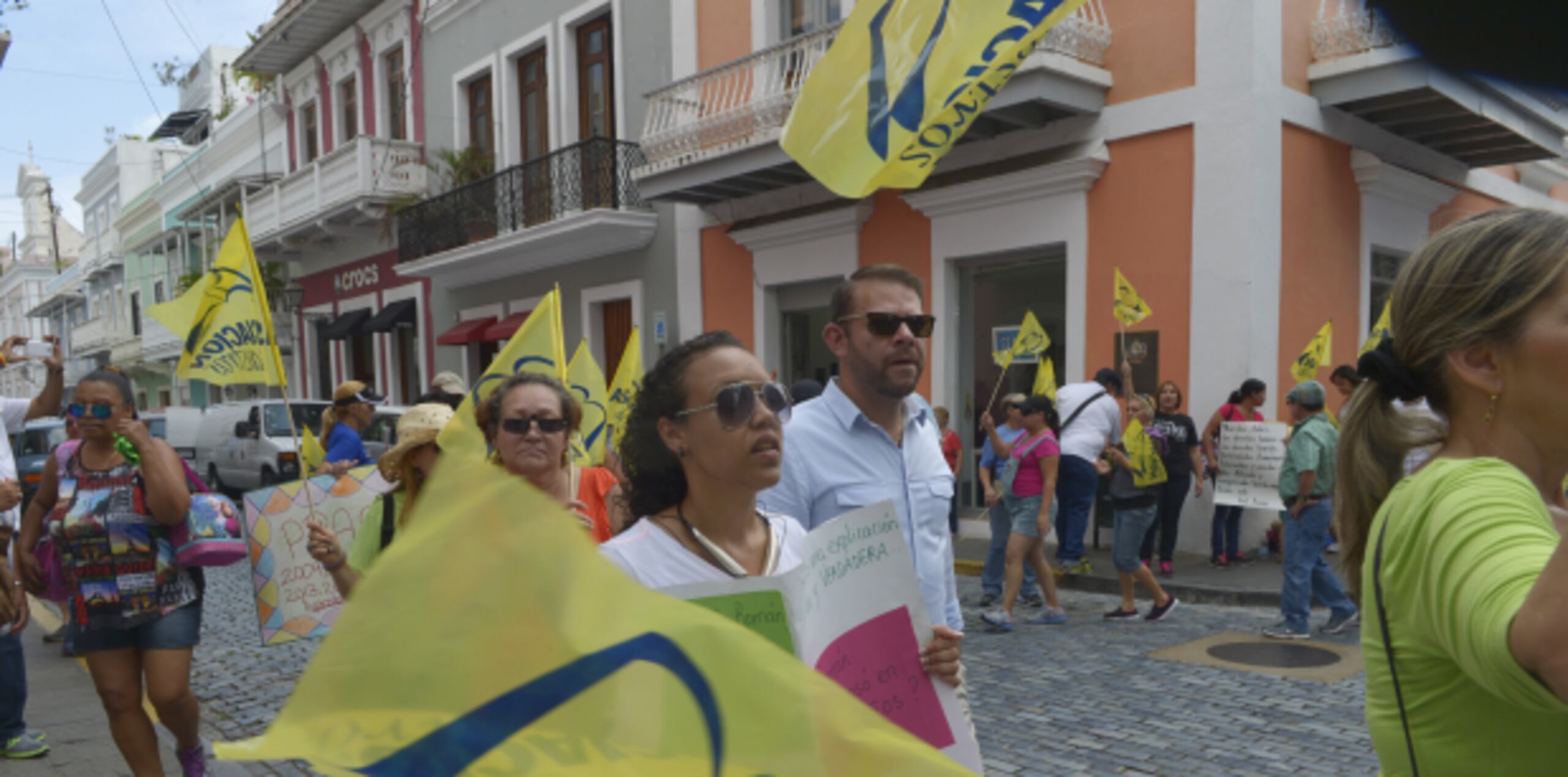 Padres y representantes de la Asociación de Maestros participan de la manifestación. (ismael.fernandez@gfrmedia.com)