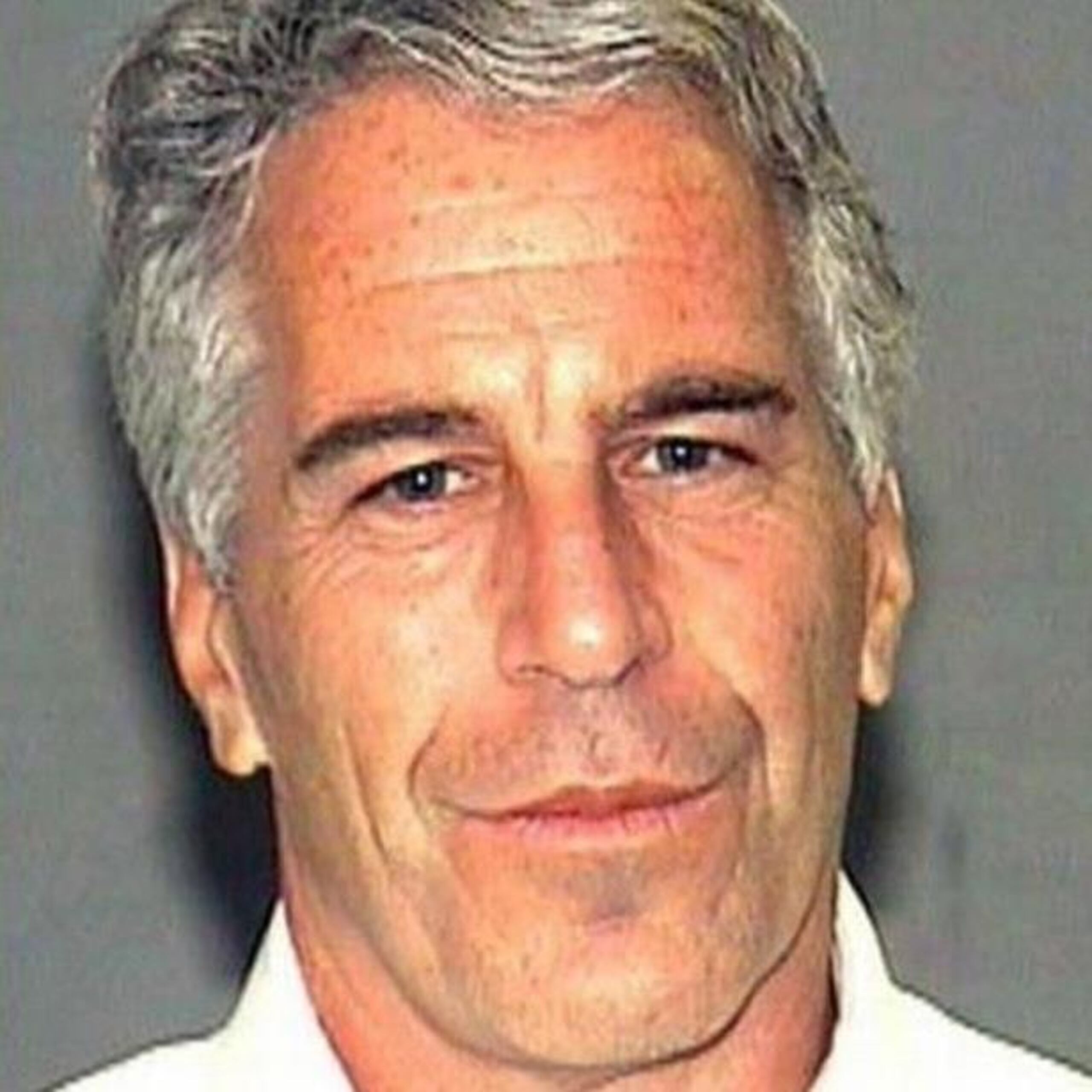 Epstein fue acusado de tráfico sexual de menores por la Fiscalía del distrito sur, que alega que creó una red para abusar de decenas de niñas en su mansión de Nueva York, así como en otra situada en Florida, hace más de una década. (Archivo)