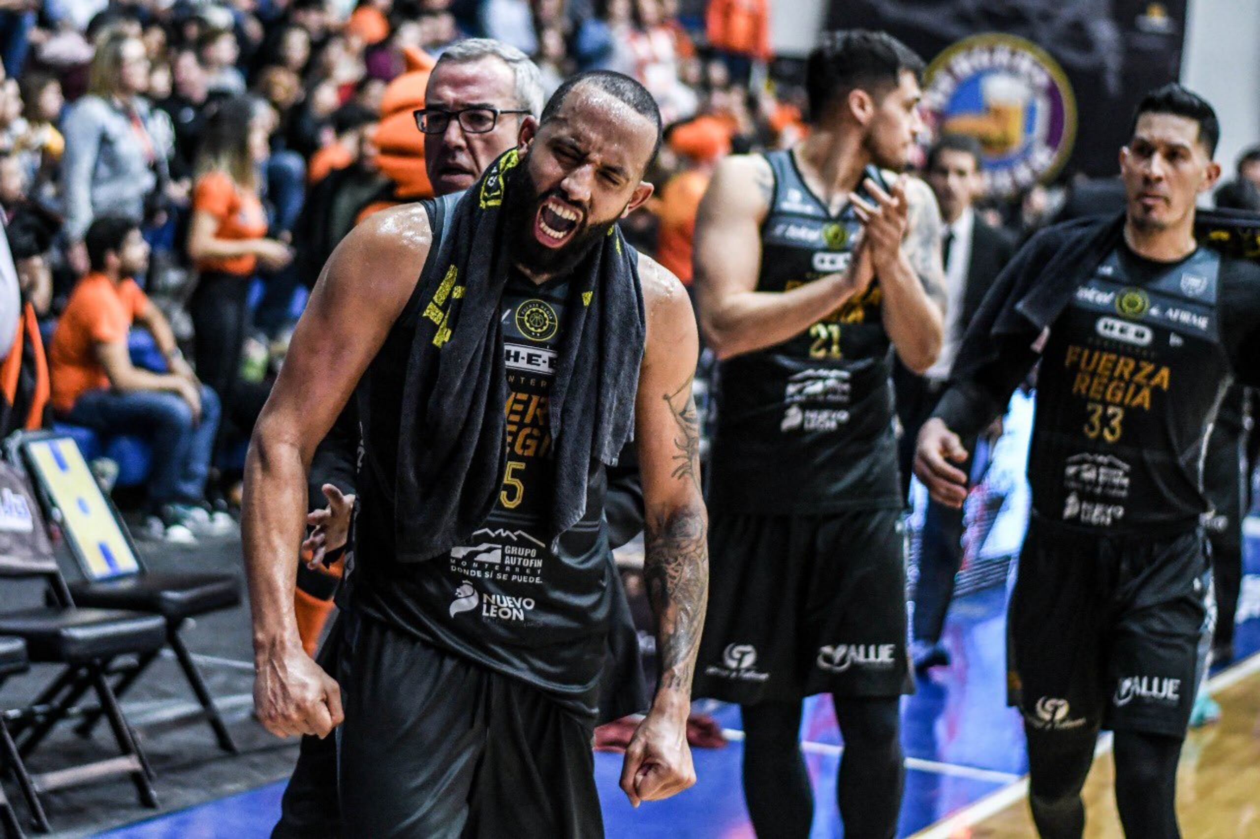 El club Fuerza Regia de Monterrey igualó la serie final de la Liga Nacional de Baloncesto de México a tres triunfos por bandos. En la foto, Jerime Anderson celebra un gran juego en el que marcó 22 puntos.