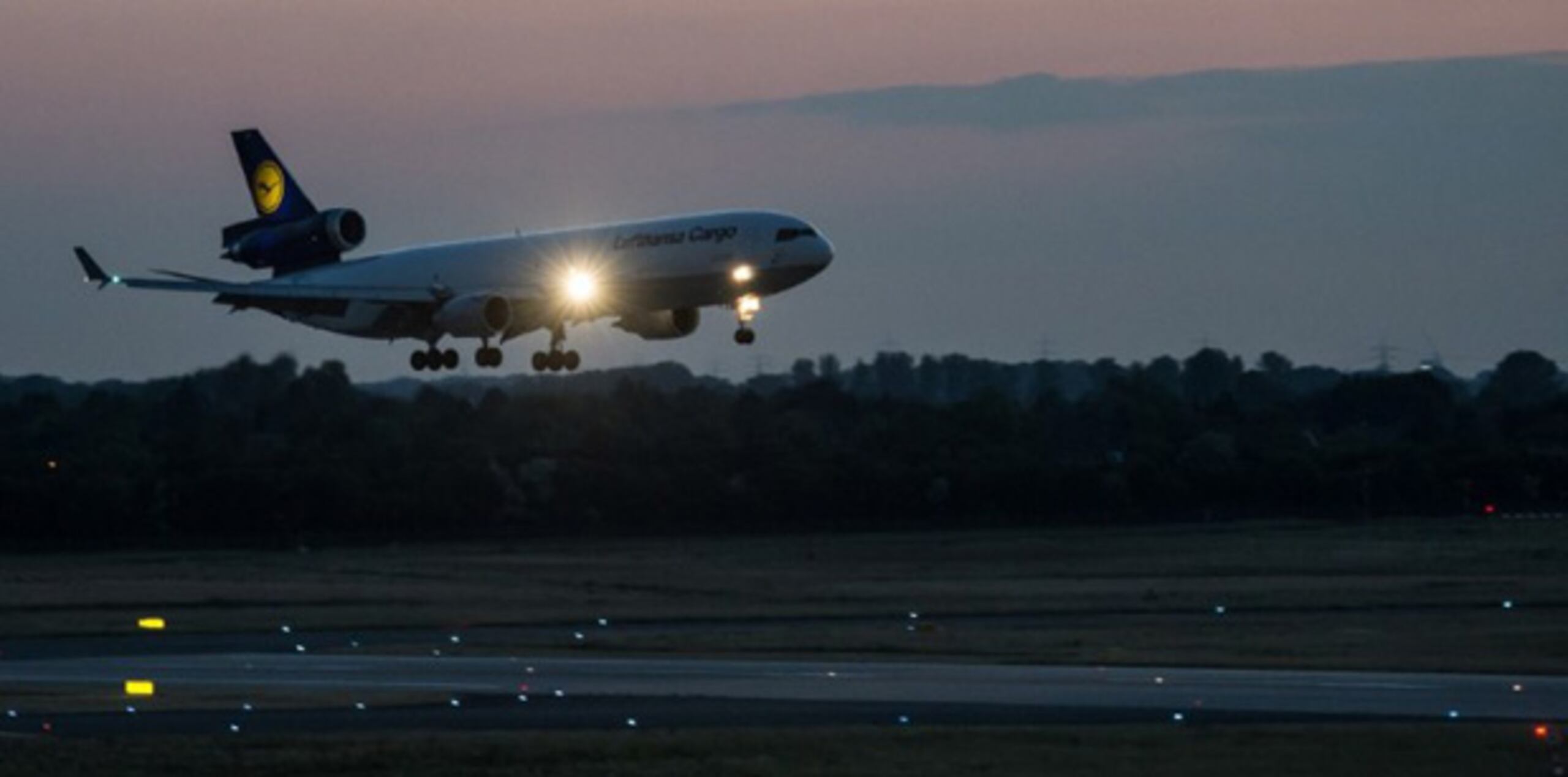 La aerolínea germana Lufthansa llevó el martes por la noche a la ciudad alemana los primeros cuerpos de 44 de los 150 fallecidos cuando un avión de la aerolínea Germanwings se estrelló el 24 de marzo contra los Alpes franceses. (AFP)