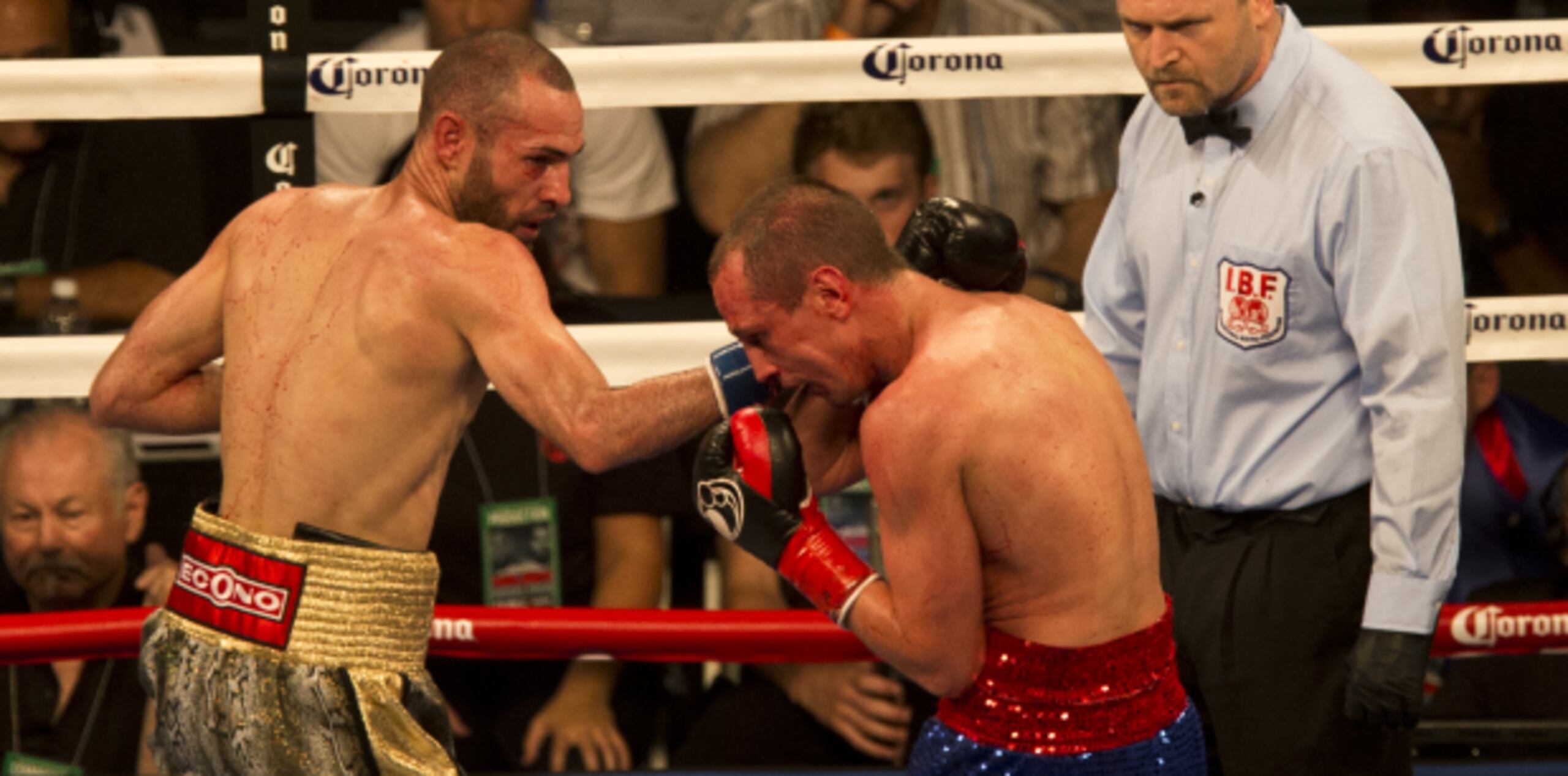 José Pedraza castiga a Andrey Klimov durante su pleito titular celebrado en Birmingham. (jorge.ramirez@gfrmedia.com)