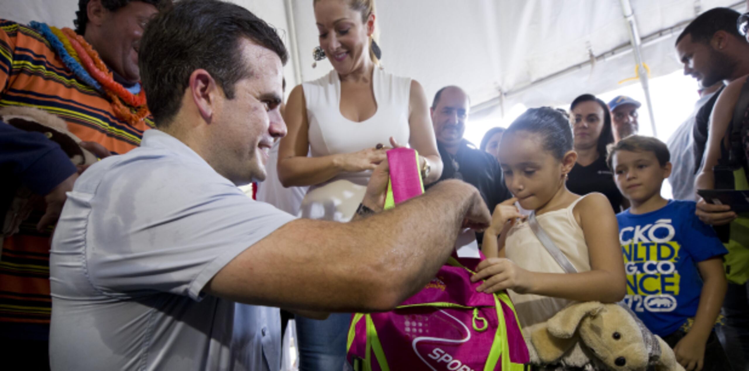 En medio de la actividad, el gobernador Ricardo Rosselló indicó que devolvía a los niños “esa esperanza de poder comenzar el año escolar con todos los materiales, listos para aprender”. (tonito.zayas@gfrmedia.com)