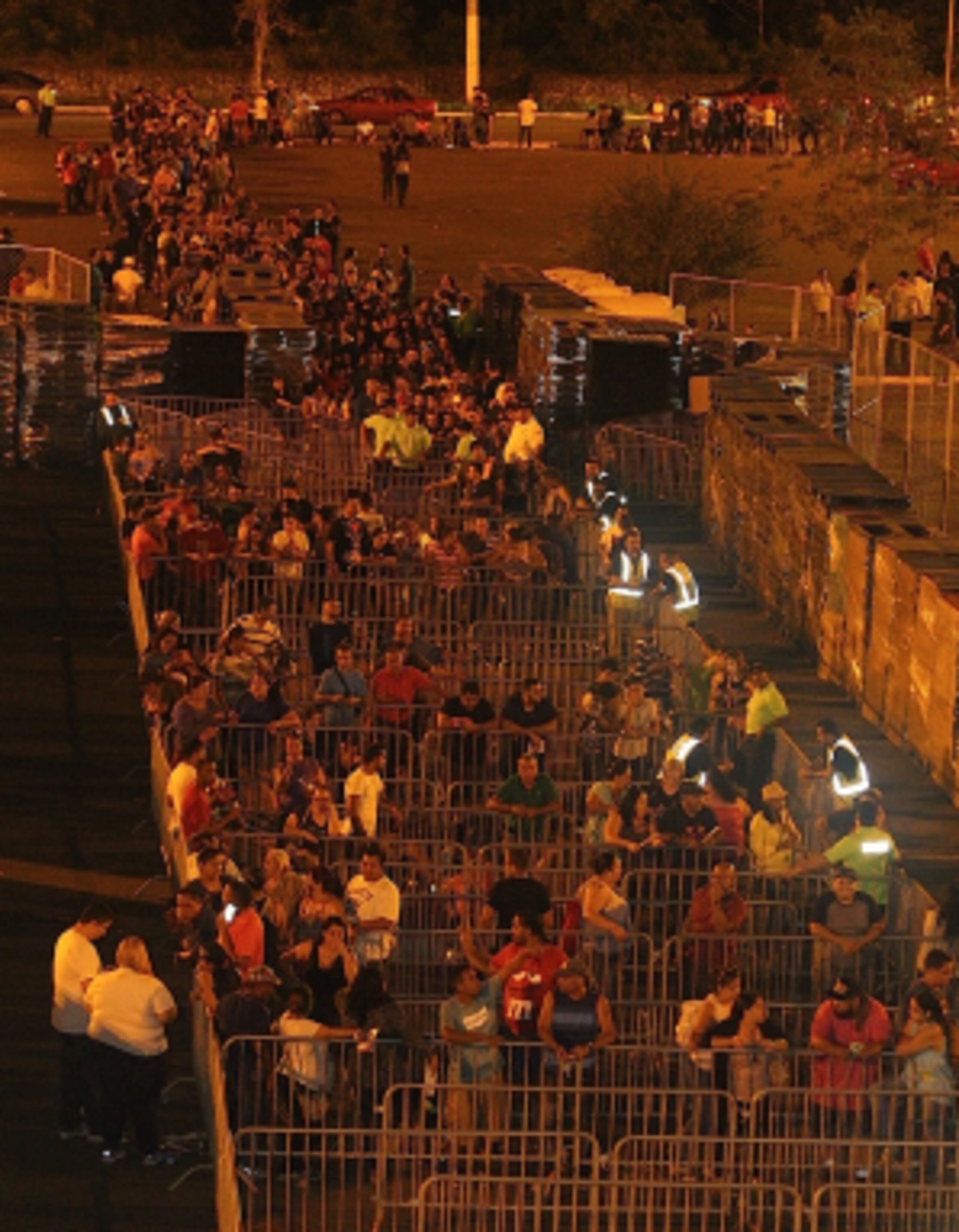 Fila en Walmart de Mayaguez. (Foto/Juan Luis Valentín)