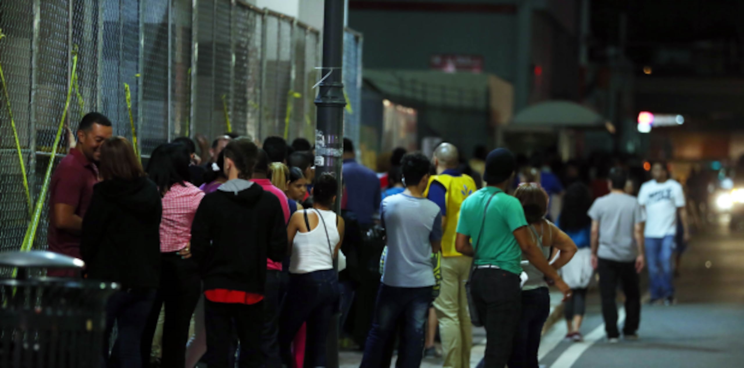 La fila del Walmart de Santurce le daba la vuelta a la cuadra entera. (Foto/David Villafañe)