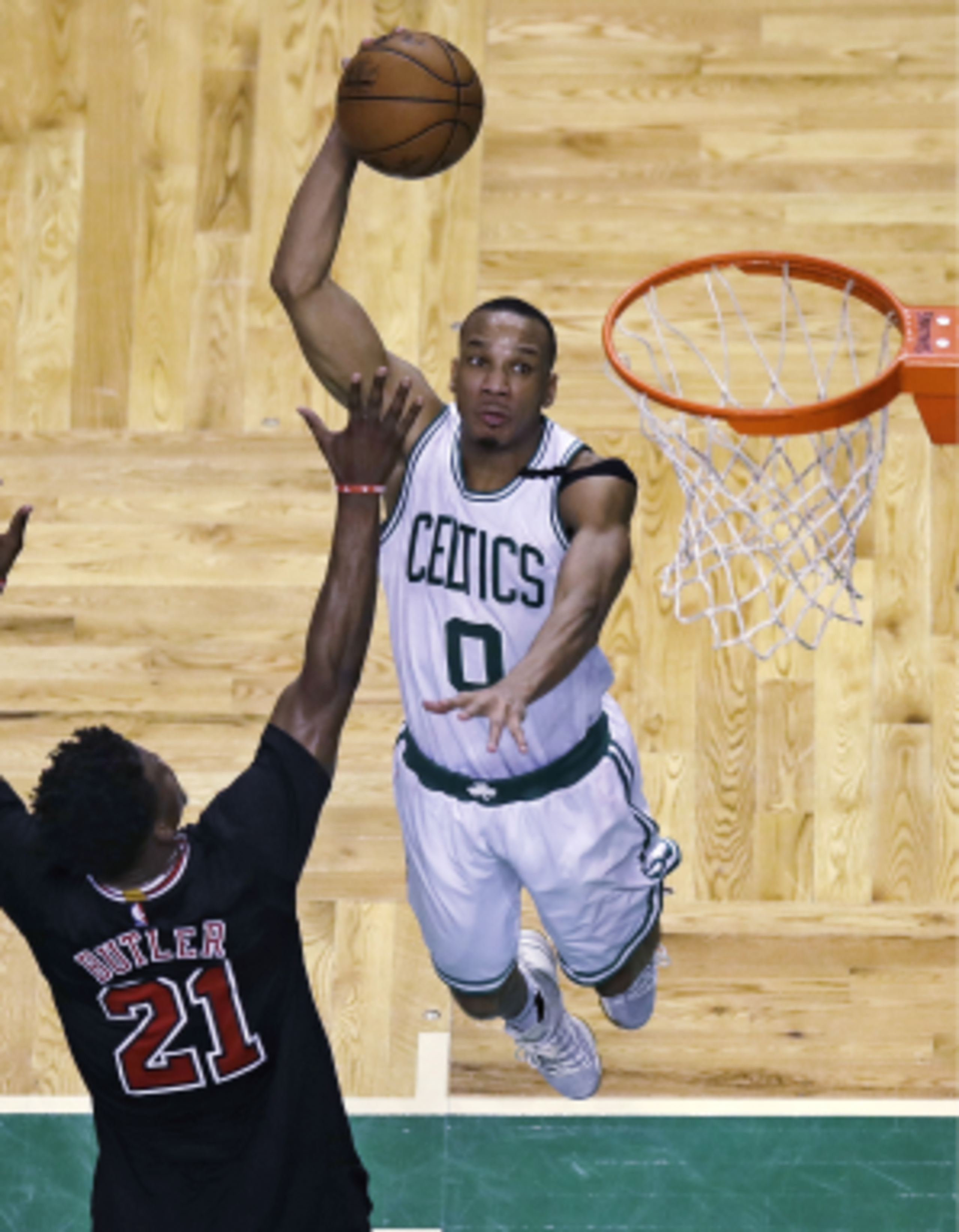 Jimmy Butler de los Bulls de Chicago y Avery Bradley de los Celtics de Boston. (AP /Charles Krupa)