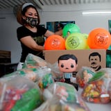 Hija de El Chapo regala bolas y dulces con la imagen del capo