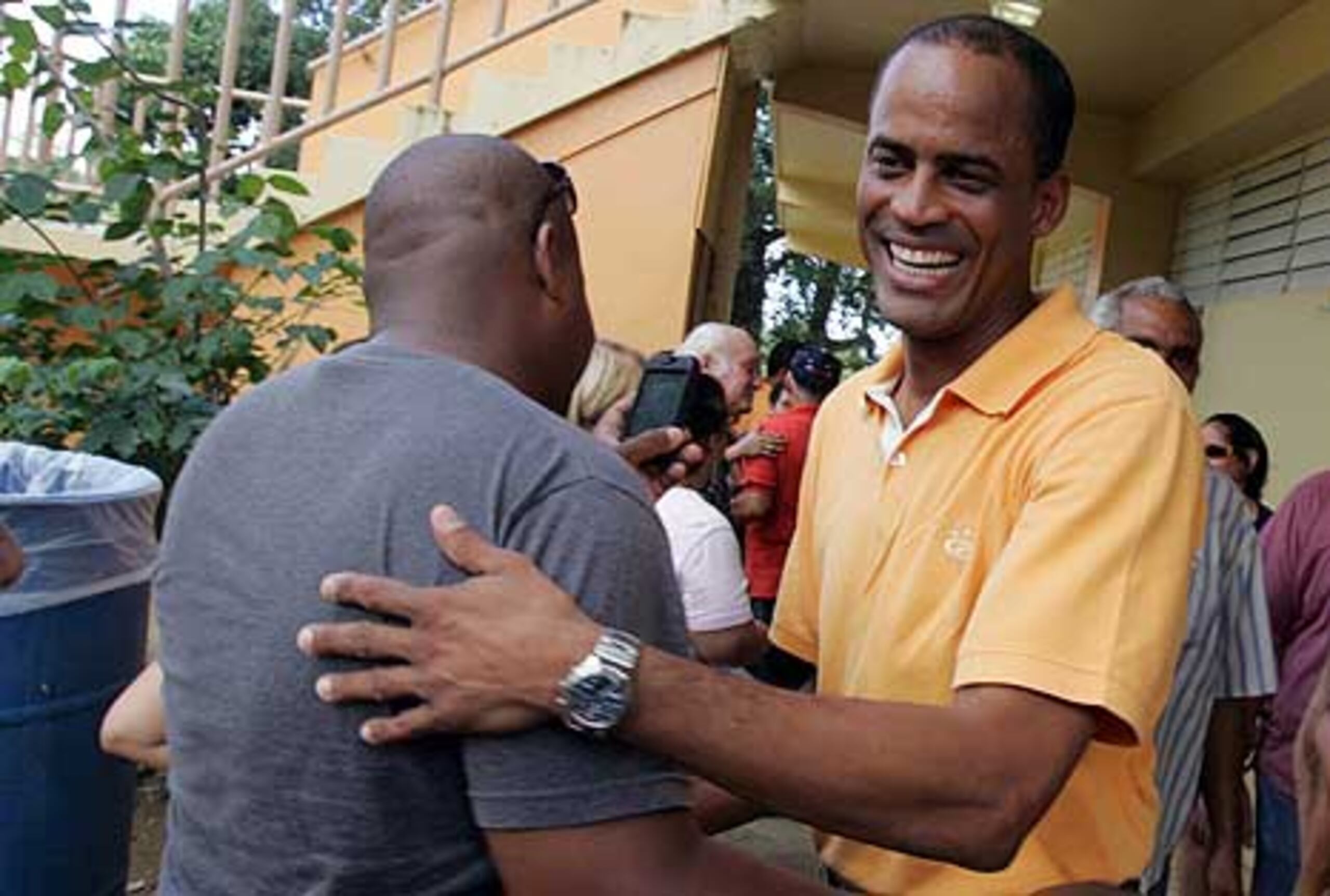 El candidato a la Gobernación por el PPR, Rogelio Figueroa, saludó a varios de los votantes en la escuela Parcelas Aguas Claras de Ceiba. (Primera Hora / Pipo Reyes)