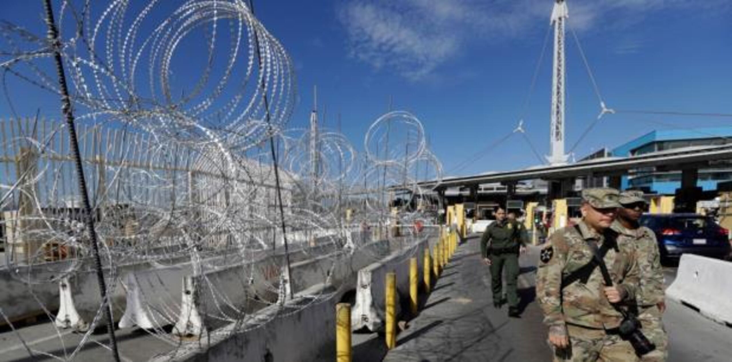 Por el momento, el ingreso hacia California se limita al puerto internacional de Otay Mesa y al cruce peatonal del lado oeste en San Ysidro. (AP)